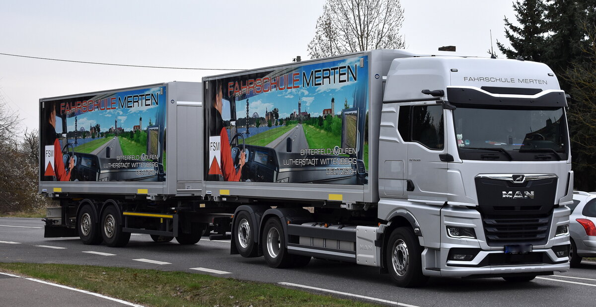 Fahrschule Merten (Bitterfeld-Wolfen) mit einem Fahrschul-LKW als Hängerzug, ein neuer MAN TGX 25.520 Wechselader am 24.03.26 Bahnübergang Rodleben.