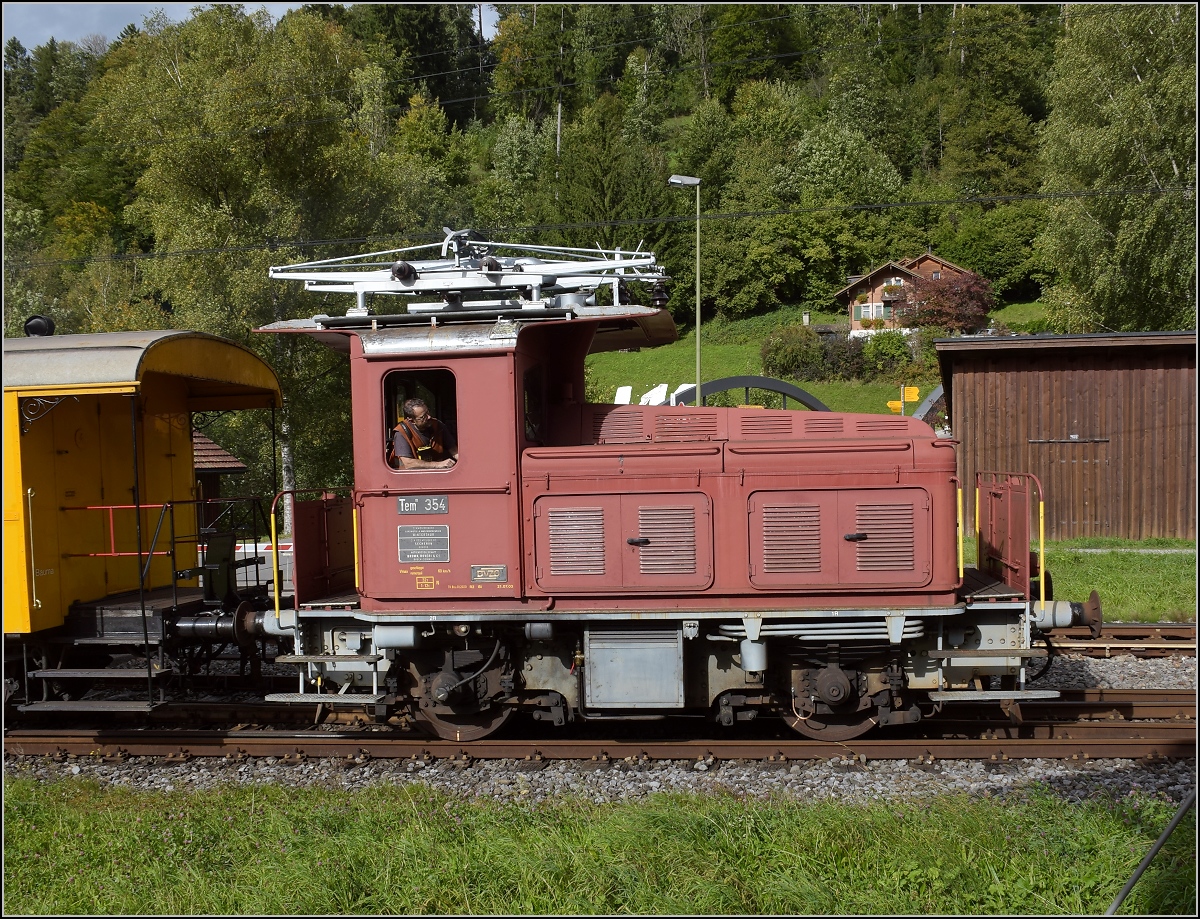 Fahrtag DVZO.

Tem II 354 der DVZO rangiert in Bauma. Oktober 2021.
