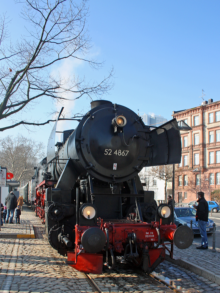 
Fahrtag der Historische Eisenbahn Frankfurt e.V. am 30.01.2011 auf der Frankfurter Hafenbahn am Mainufer. Hier die G�terzug-Dampflokomotive 52 4867 der HEF,  ex GKB 152.4867 (Graz-K�flacher Eisenbahn- und Bergbaugesellschaft), ex �BB 152.4867, ex DR 52 4867. 

Die Lok wurde1943 bei der Maschinenbau und Bahnbedarf AG in Potsdam-Babelsberg,  vormals Orenstein & Koppel unter der Fabriknummer 13931 gebaut. Nach dem Krieg blieb sie in �sterreich und 1980 kaufte die HEF die Lok. 

Weitere Infos unter: http://hellertal.startbilder.de/bild/Deutschland~Dampfloks~BR+52/345279/dampfspektakel-2014---mir-war-das.html