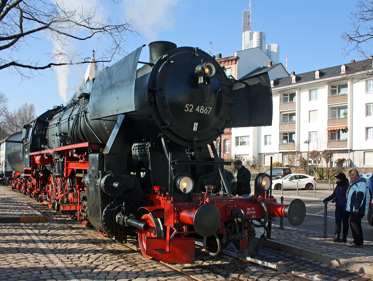 
Fahrtag der Historische Eisenbahn Frankfurt e.V. am 30.01.2011 auf der Frankfurter Hafenbahn am Mainufer. Hier die G�terzug-Dampflokomotive 52 4867 der HEF, ex GKB 152.4867 (Graz-K�flacher Eisenbahn- und Bergbaugesellschaft), ex �BB 152.4867, ex DR 52 4867. 

Die Lok wurde1943 bei der Maschinenbau und Bahnbedarf AG in Potsdam-Babelsberg,  vormals Orenstein & Koppel unter der Fabriknummer 13931 gebaut. Nach dem Krieg blieb sie in �sterreich und 1980 kaufte die HEF die Lok. 

Weitere Infos unter: http://hellertal.startbilder.de/bild/Deutschland~Dampfloks~BR+52/345279/dampfspektakel-2014---mir-war-das.html