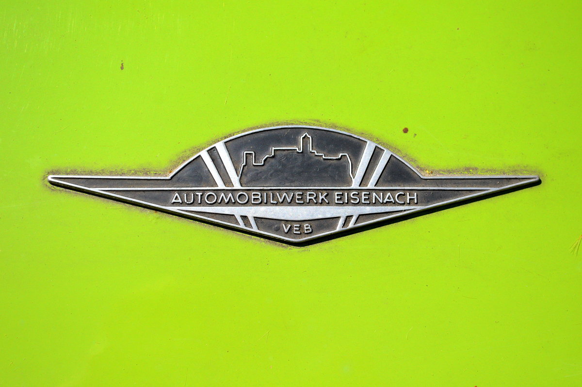 Fahrzeugemblem mit der namensgebenden Wartburg vom VEB Automobilwerk Eisenach von einem Wartburg 1.3 am 10.05.16 Berlin-Pankow.
