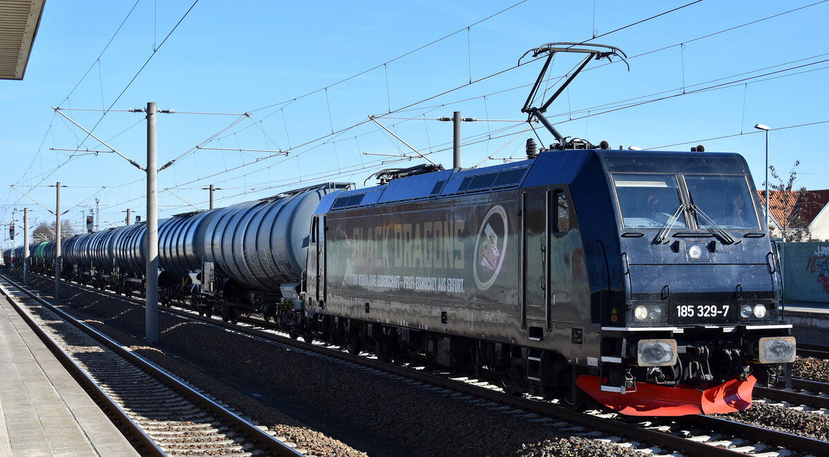 Fahrzeugwerk Karsdorf GmbH & Co. KG, Karsdorf [D] mit ihrer ex DB Lok  185 329-7  [NVR-Nummer: 91 86 0185 329-7 DK-FWK] und einem Kesselwagenzug am 02.03.26 Höhe Bahnhof Luckenwalde.