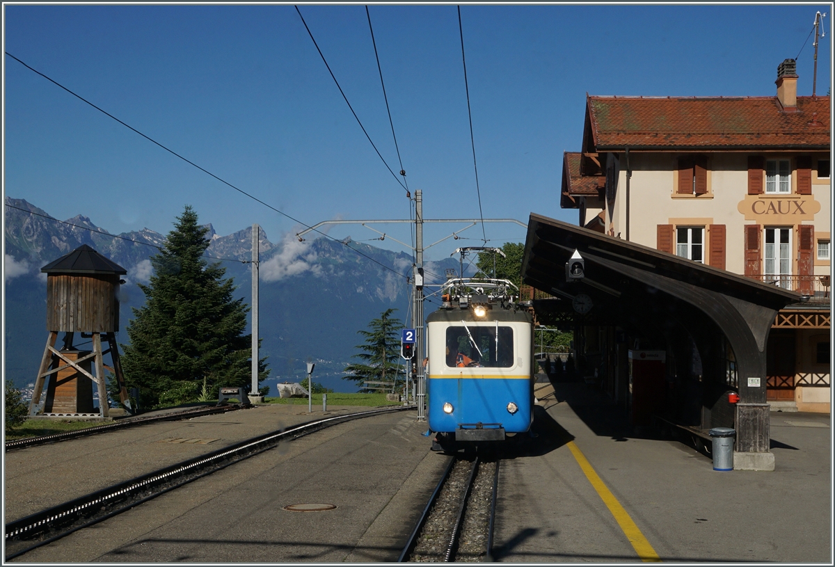 Falls jemand auf dem Bild  Sensorenflecken  entdecken sollte: Es sind keine, sondern nur Betriebtsspuren am Stirnfrontenfenster des Richung Rochers de Naye fahrenden Beh 4/8, aus welchem ich den nachfolgenden Bhe 2/4 207 beim kurzen Halt in Caux fotografieren konnte.
28. Juni 2016