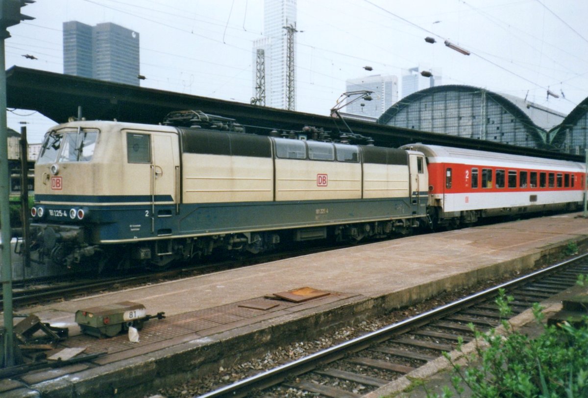 
Farbenfroh in Frankfurt (Main) Hbf am 24 Juli 1999 mit 181 225 und deren EC nach Strasbourg �ber Karlsruhe und Kehl.
