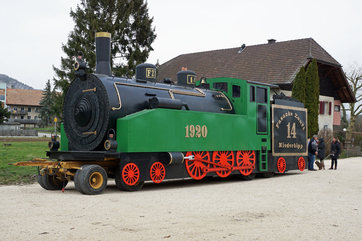 Fasnacht Niederbipp abgesagt wegen Coronavirus.
Die Dampflok der Baureihe 1920 bleibt auf der Strecke.
Am 28. Februar 2020 hat der Bundesrat sämtliche Grossanlässe in der Schweiz per sofort verboten.
Da von dieser Massnahme auch die Fasnacht betroffen ist, konnte diese herrliche Dampflokomotive der BR 1920 nicht am Fasnachtsumzug teilnehmen. Eigentlich sehr schade, wurde sie doch mit viel Freude und grossem Aufwand gebaut. Nun muss sie verschrottet werden ohne einmal im Einsatz gestanden zu sein.
Als Bahn- und Fasnachtsfreund habe ich sie sehr gerne am 29. Februar 2020 in Niederbipp verewigt. 
Auch der 29. Februar kommt ja nur alle vier Jahre vor.
Foto: Walter Ruetsch






