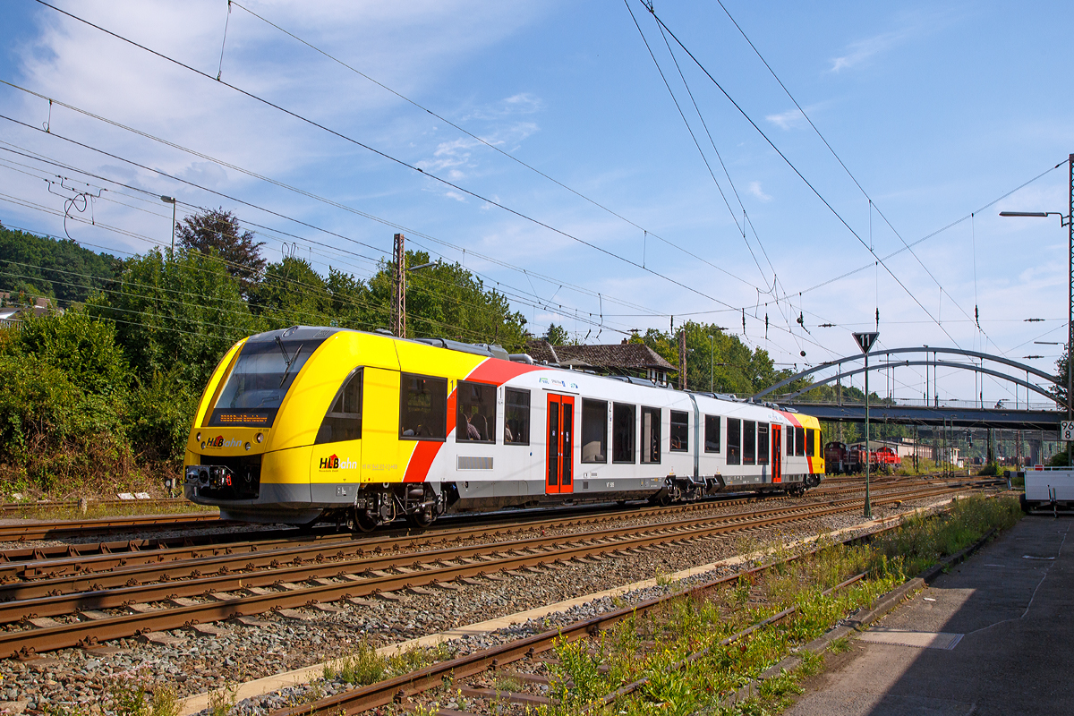 
Fast frisch auch dem Werk (Baujahr Juni 2015).......

Der nagelneue VT 505 ein Alstom Coradia LINT 41 der neuen Generation / neue Kopfform (95 80 1648 105-2 D-HEB / 95 80 1648 605-1 D-HEB) der HLB (Hessische Landesbahn GmbH) fährt am 23.08.2015, als RB 93  Rothaarbahn  (Siegen - Kreuztal - Bad Berleburg), durch Kreuztal, nächter Halt der Bahnhof Kreuztal.