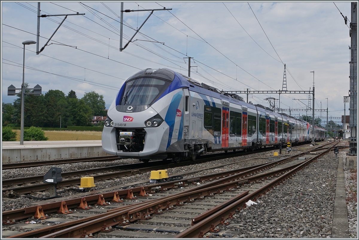Fast im ganzen Einzug Gebiet des Léman-Express steht als Zieldestination Coppet. Doch Ort und Bahnhof sind relativ klein, aber Ziel und Ausgangpunkt der SL 1, SL2 SL3 und SL4; entsprechen gemischt zeigt sich der Einsatz von SBB und SNCF Léman Express-Zügen. 
Im Bild zwei ausfahrende SNCF Régiolis tricourant M31549 und 31509, wobei erster mit einem bereits abgewandelten Léman Express Farbkleid daher kommt. 

28. Juni 2021
