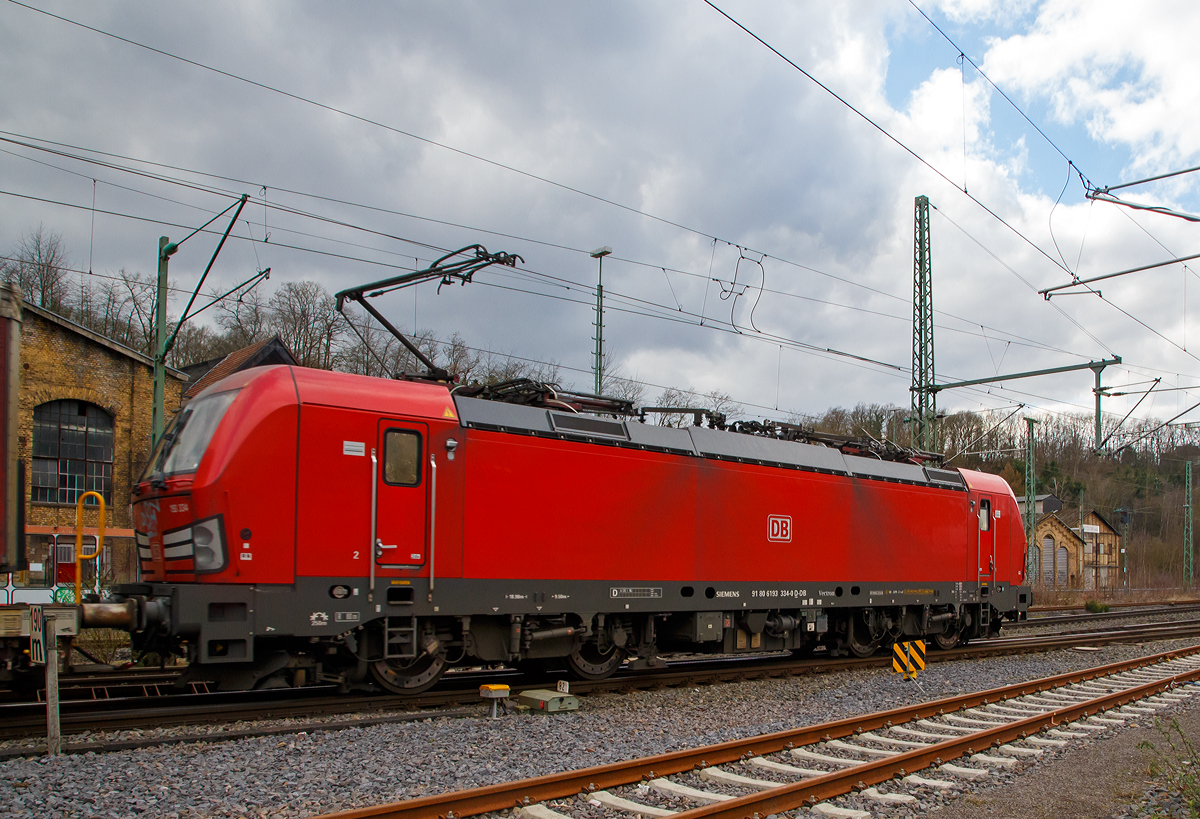 
Fast hatte ich die Vectron ganz verpennt....
Die Siemens Vectron MS 193 334-0 (91 80 6193 334-0 D-DB) der DB Cargo AG fährt am 07.03.2020 mit einem KLV-Zug durch Betzdorf/Sieg in Richtung Köln.