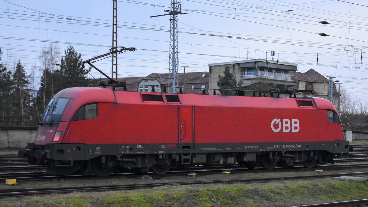 Fast schon dunkel , da fährt der österreichische Taurus der ÖBB - Österreichische Bundesbahnen [A]  1116 085  [NVR-Nummer: 91 81 1116 085-2 A-ÖBB] am 10.12.25 Höhe Bahnhof Stendal Hbf.