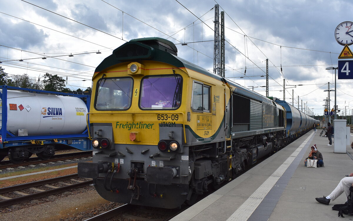 FDE – Freightliner DE GmbH, Berlin [D] mit der geleasten Claas 66 Lok  653-09  [NVR:  92 80 1 266 119-7 D-BRLL ] und einem Getreidezug am 30.07.25 Durchfahrt Bahnhof Ruhland.
