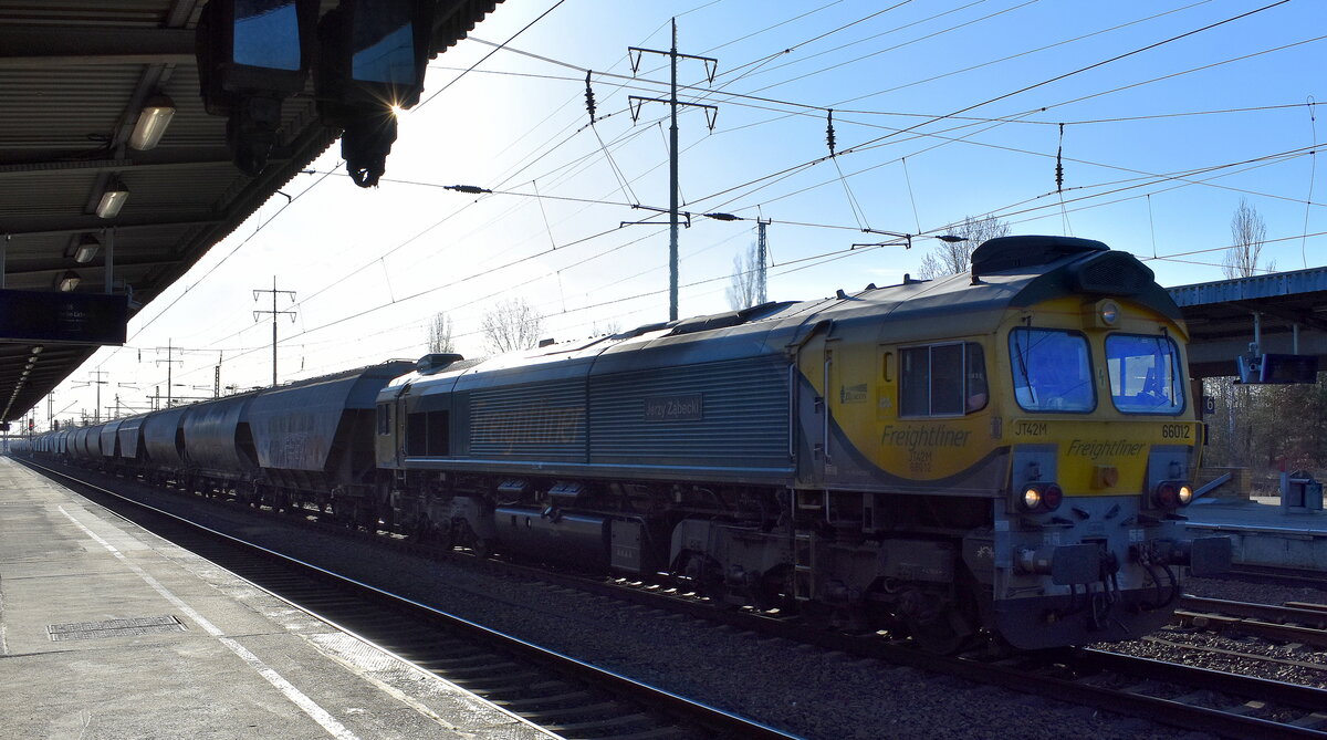 FDE - Freightliner DE GmbH, Berlin [D] mit der geleasten BRLL Lok  66012  [NVR:  92 80 1 266 039-7 D-BRLL ] und einem Getreidezug am 17.03.26 Höhe Bahnhof Schönefeld bei Berlin.