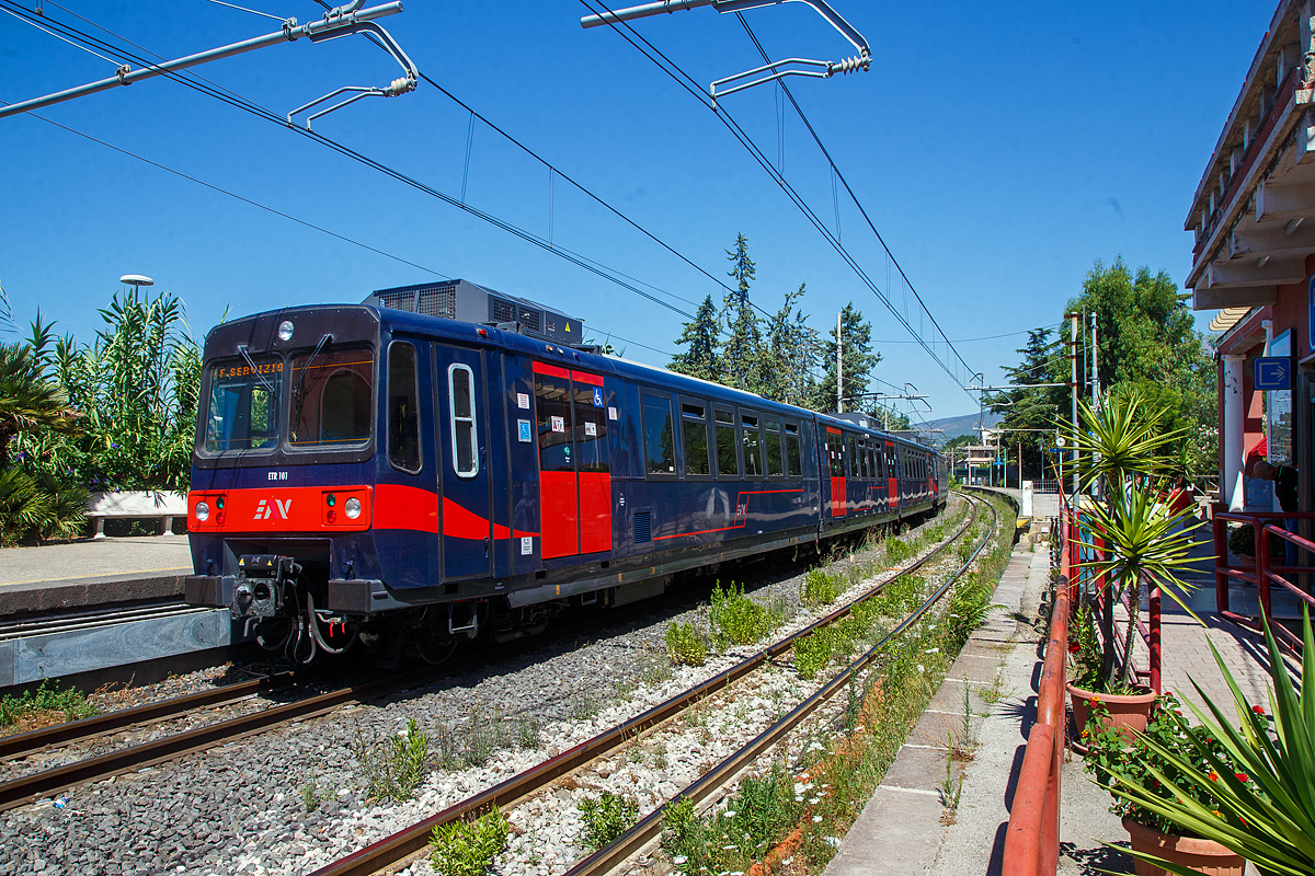 Ferrovia Circumvesuviana di Napoli.....
Zwei gekuppelte dreiteilige EVA Elektrotriebzüge vom Typ T21 (elettrotreni SFSM ETR 086 - 118) am 15.07.2022 beim Halt im Bahnhof Pompei Scavi. Sie fahren die Verbindung Sorrent (Sorrento) / Neapel (Napoli). Eine einfache Fahrkart für diese ca. 50 km lange Verbindung kostet 3,80 Euro.

Die Schmalspurbahn Circumvesuviana wir in 6 Lienen um und nahe dem Vesuv (dem sie auch ihren Namen verdankt) gefahren. 
