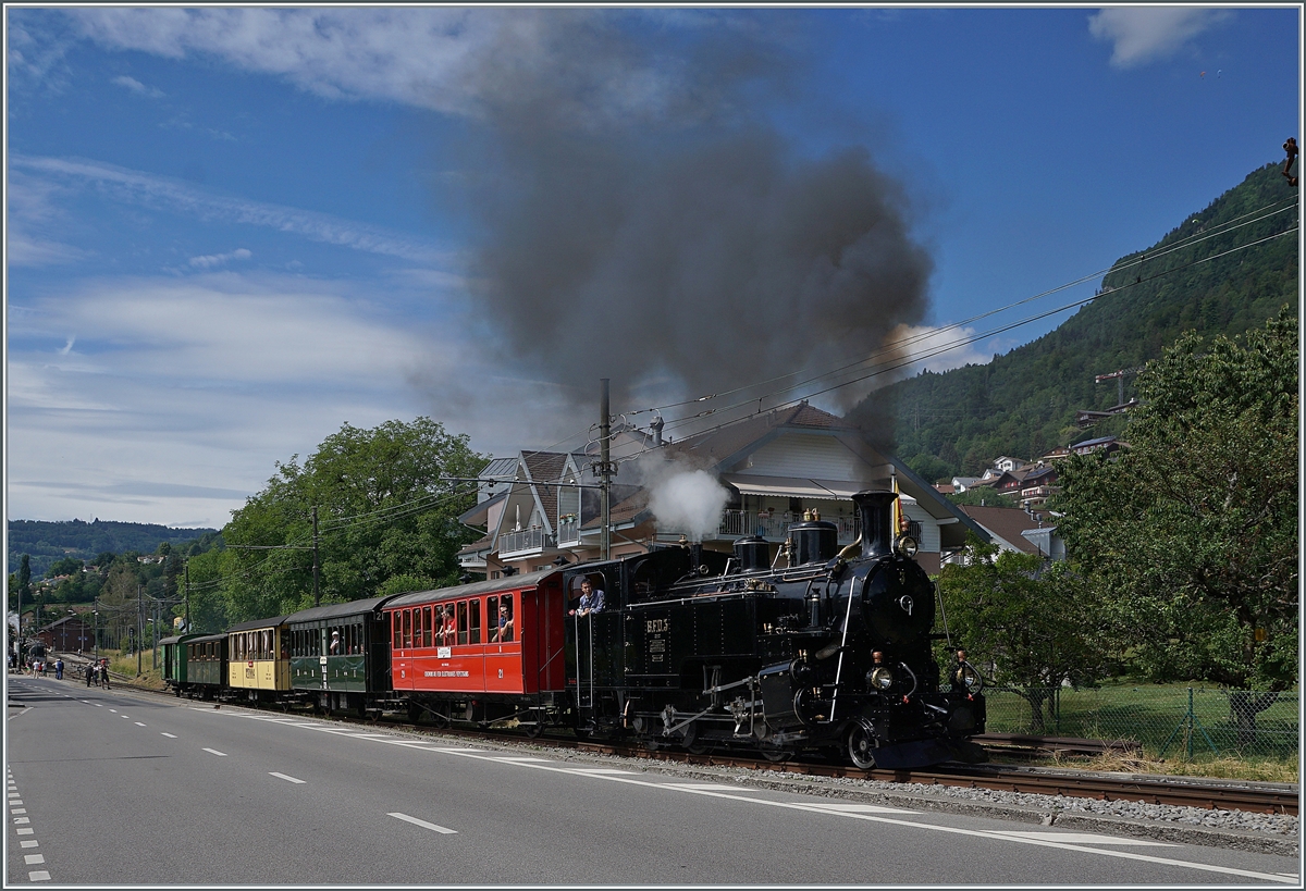  Festival Suisse de la Vapeur 2022 / Schweizer Dampffestival 2022  der Blonay-Chamby Bahn: Die BFD HG 3/4 N° 3 hat mit ihrem recht langen Dampfzug Blonay verlassen und fährt nun ein letztes mal nach Chaulin.
Die nun wieder im Einsatz der B-C stehende Dampflok dürfte die G 2x 2/2 105 künftig wohl etwas entlasten.

6. Juni 2022