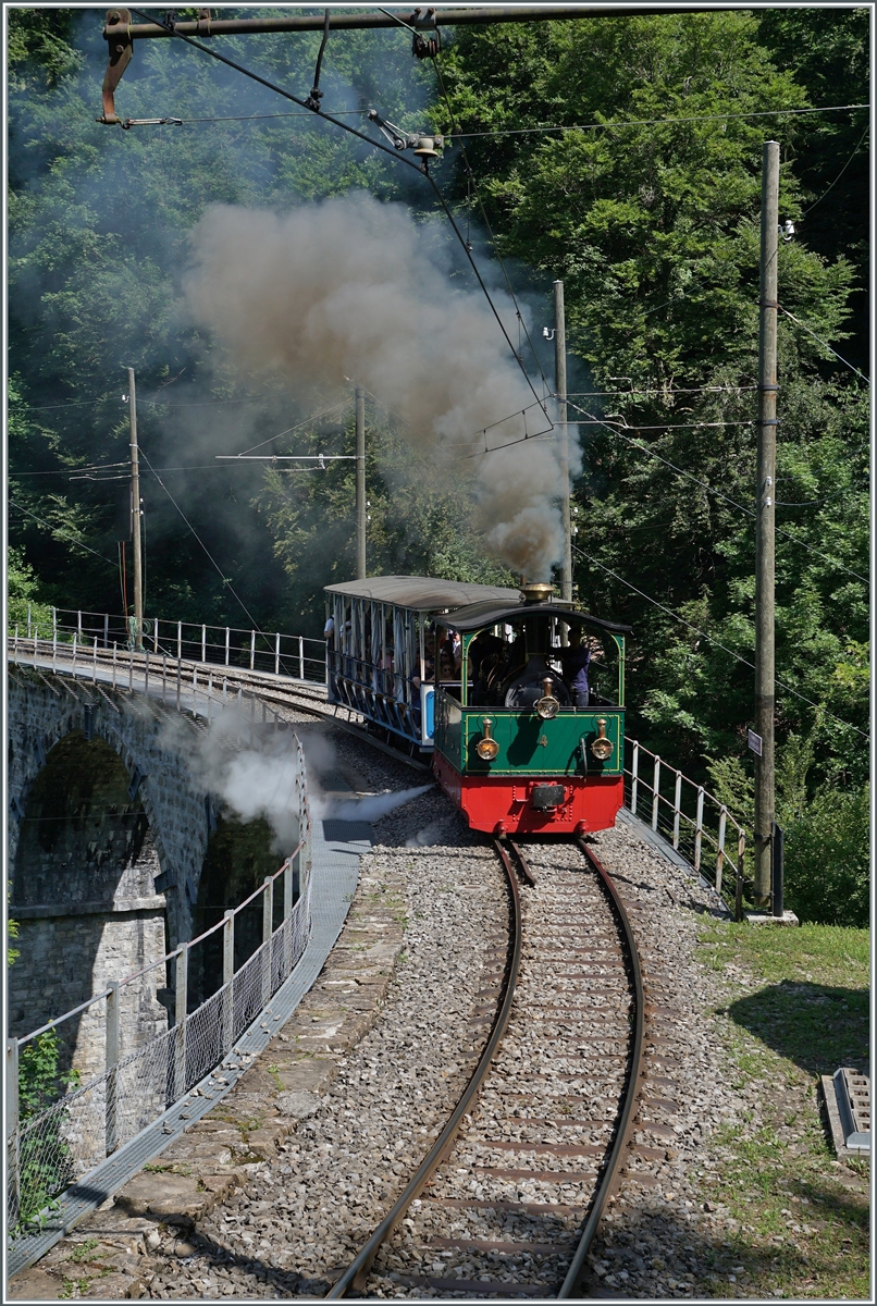  Festival Suisse de la Vapeur 2022 / Schweizer Dampffestival 2022  der Blonay-Chamby Bahn: die G 2/2 N° 4  Rimini  dampft mit ihrem Sommerwagen (LD) über den Baye de Clarens Viadukt in Richtung Chamby.

4. Juni 2022