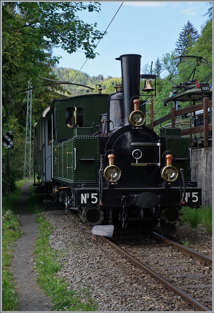 Festival Suisse de la vapeur 2024 / Schweizer Dampffestival 2024 der Blonay-Chamby Bahn - Die Blonay-Chamby Bahn Dampflokomotiven LEB G 3/3 N° 5 ist in Chaulin auf dem Weg zur Lokbehandlung. 

19. Mai 2024 
