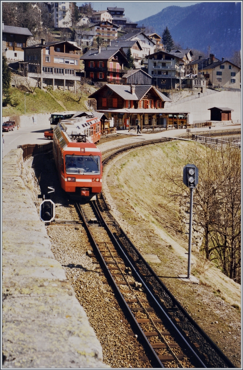 Finhaut zur Zeit des Stromschienenbetriebes, welcher in dieser raunen Landschaft durchaus Sinn macht, aber nicht dem Geschmack des BAV im fernen Bern entspricht, obwohl er im nahen Europa keiner daran Anstoss nimmt. 

Der SNCF Z 801 ist auf dem Weg in Richtung Châtelard Frontière. Die gemeinsame Beschaffung der Z 800 BDeh 4/8 sollte eigentlich dem Zweck diene, die Züge von Martigny nach Saint Gervais durchzubinden. Lieder wurde dies neu kurz praktiziert, Zeit dem muss wieder umgestiegen werden, auch wenn die Triebzüge unabhängig der Eigentumgsverwaltung in der Schweiz und in Frankreich zum Einsatz kommen. 

Analogbild vom März 1998


