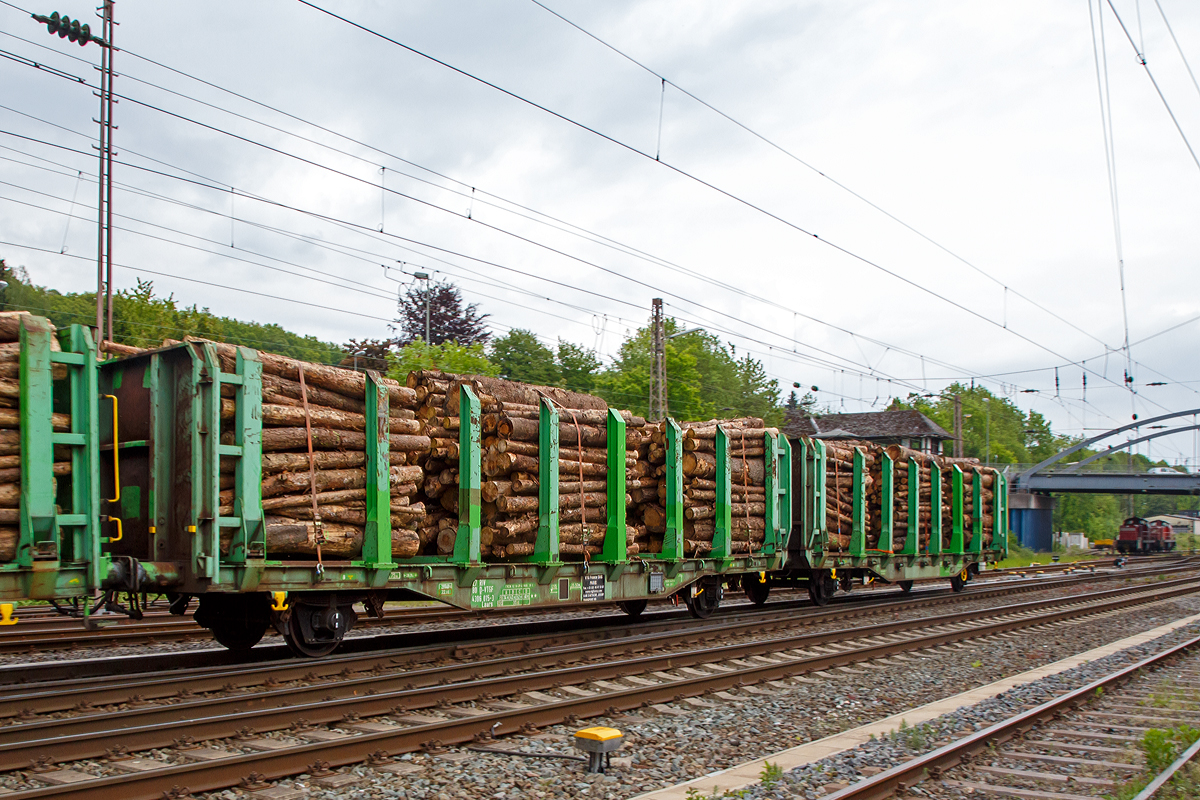 Flachwageneinheit f�r den Holztransport, der Gattung Laars, 27 RIV 80 D-VTGF 4306 015-3 der Wagonvermietungsfirma VTG France SAS (Paris), hier am 23.05.2015 im Zugverbund bei der Zugdurchfahrt in Kreuztal. 
