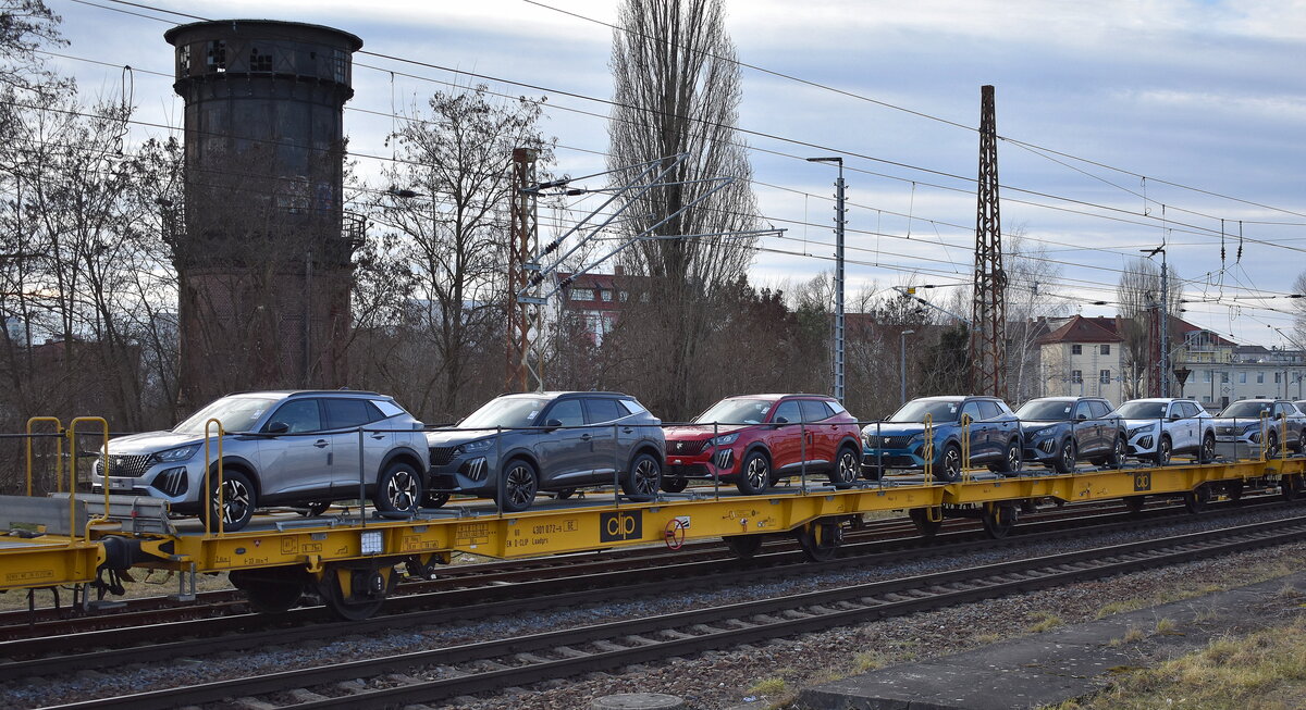 Flachwageneinheit mit vier Einzelachsen für Fahrzeugtransporte vom polnischen Einsteller CLIP Intermodal sp. z o.o. mit deutscher Registrierung mit der Nr. 37 TEN 80 D-CLIP 4301 072-9 Laadgrs (GE) beladen mit fabrikneuen SUV Peugeot 3008 (Hybridversion) am 24.02.25 Höhe Bahnhof Frankfurt (Oder).