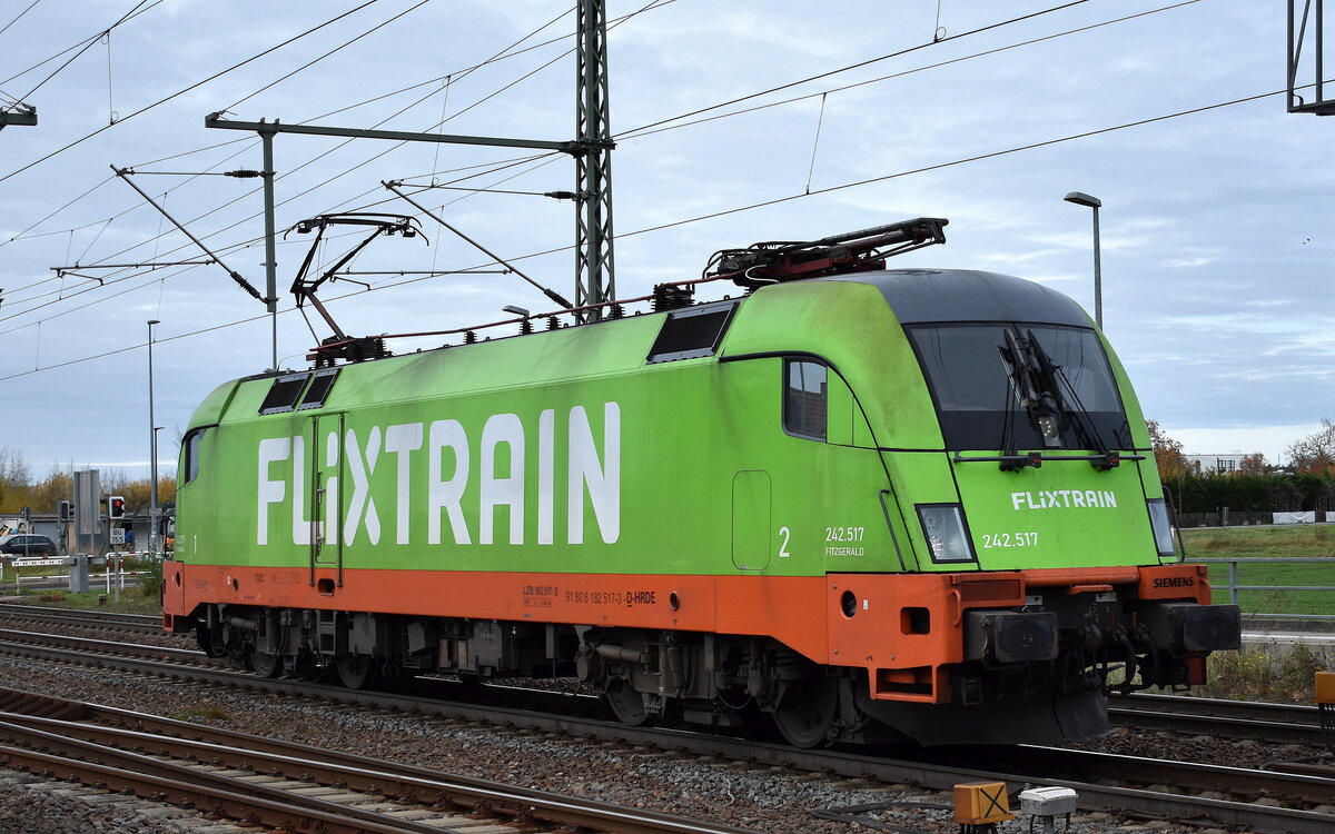 FlixTrain GmbH, München [D] mit dem angemieteten Hectorrail Taurus  242.517  [NVR-Nummer: 91 80 6182 517-3 D-HRDE] am 04.11.25 Höhe Bahnhof Rodleben.