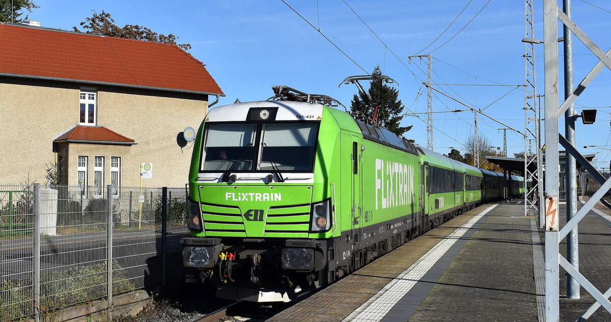 FlixTrain GmbH, München [D] mit der geleasten ELL Vectron   193 431  [NVR-Nummer: 91 80 6193 431-4 D-ELOC] und dem Flixtrain Richtung Leipzig am 05.11.25 Durchfahrt Bahnhof Michendorf.
