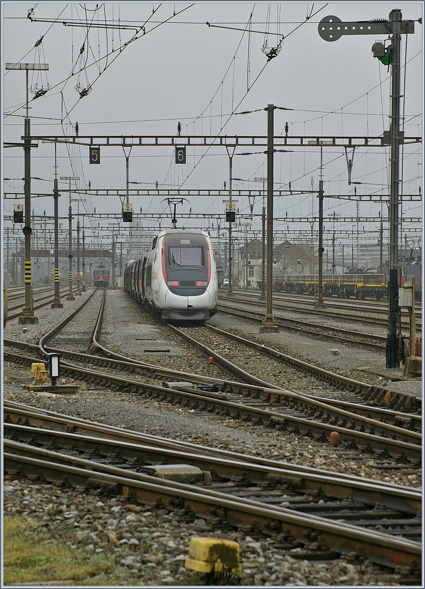 Formsignal und TGV - dies gibt es im Biel Rangierbahnhof, da der TGV Bern-Paris-Bern 9216/9225 hier abgestellt wird.

5. April 2019