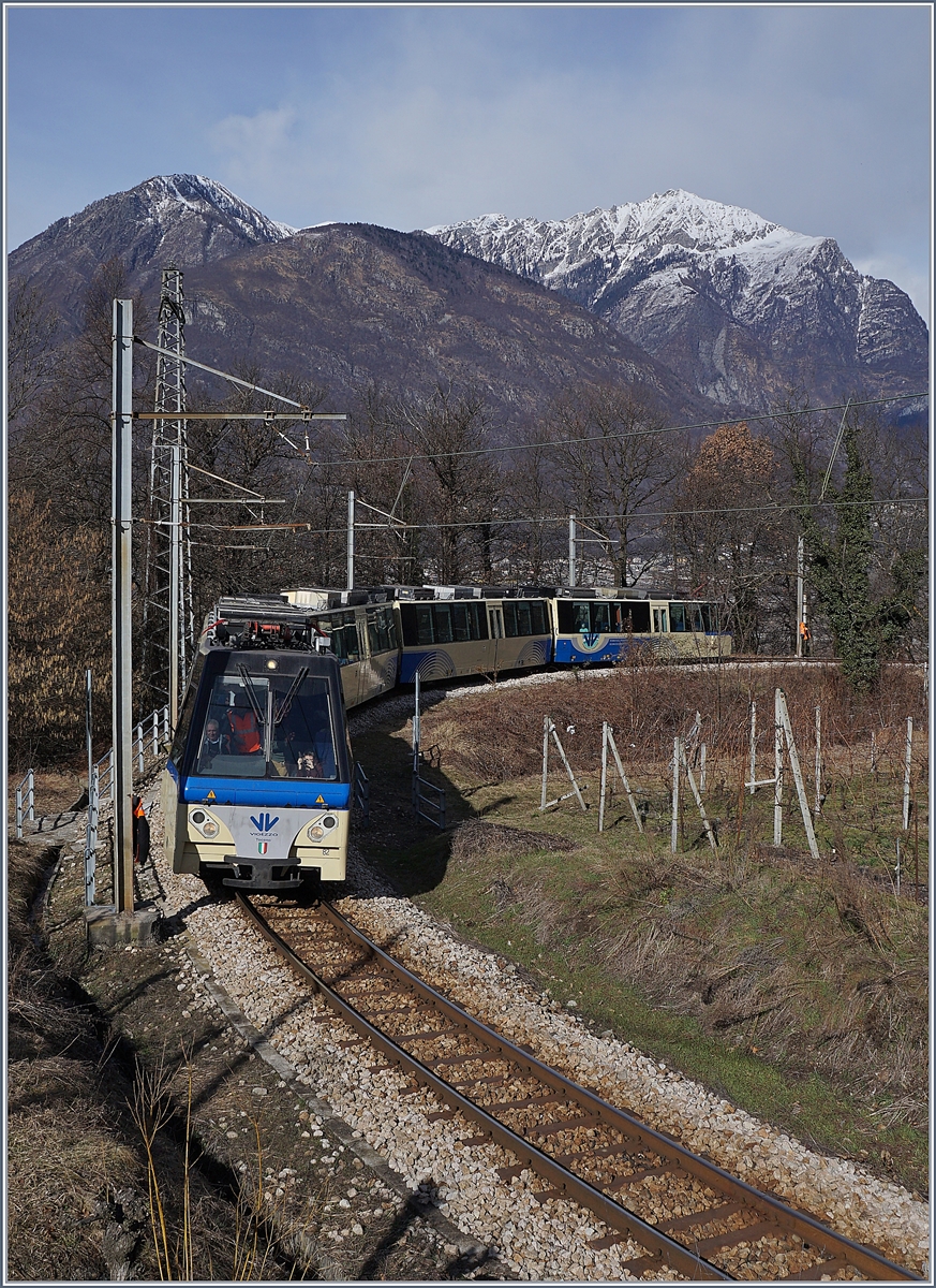 Fotografieren und fotografiert werden...
Ein SSIF Treno Panoramico von Domodossola nach Locano kurz vor Trontano.
1. März 2017