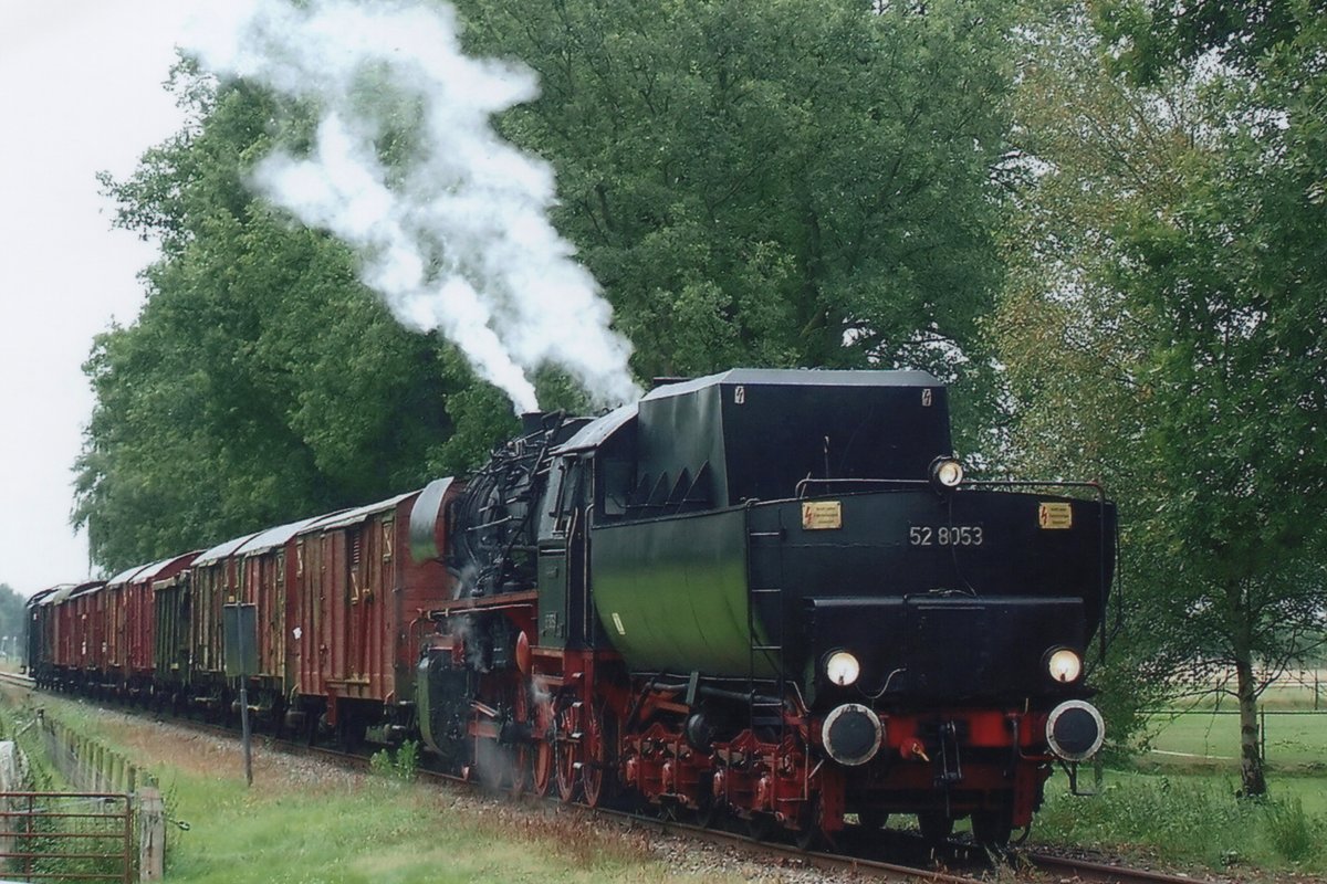 Fotoguterzug mit 52 8053 treft am 4 September 2007 in Loenen ein. 