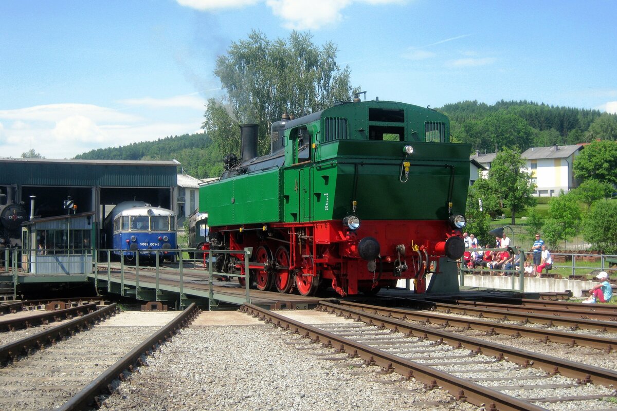 Fotosession von WTK-4 in Ampflwang am 27 Mai 2012: hier steht sie auf die Drehscheibe.