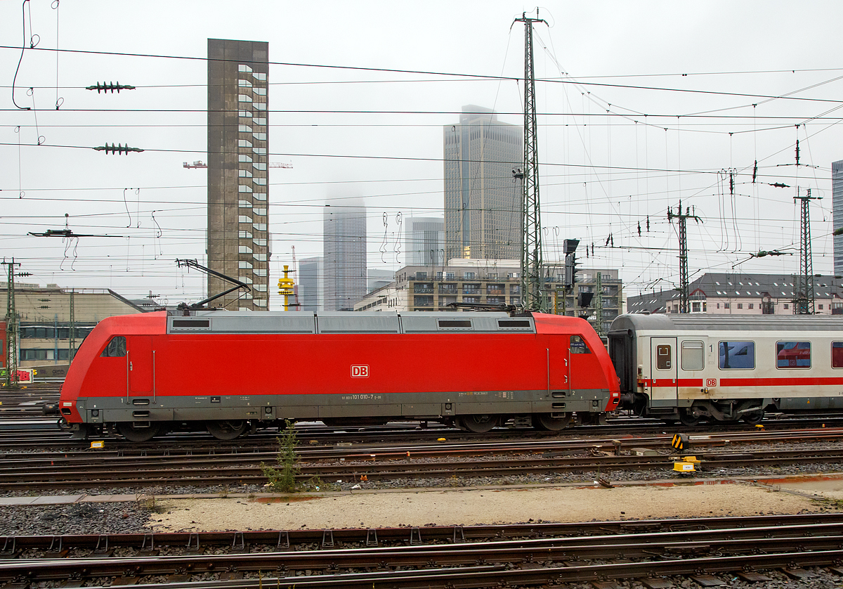 
Frankfurt am Main Hauptbahnhof den 30.12.2017: 
Von Gleis 11 verlässt der EC 219 nach Graz Hbf (via Heidelberg, Stuttgart, Ulm, Günzburg, Salzburg, Werfen und Bischofshofen), geführt von der 101 010-7 (91 80 6101 010-7 D-DB) den Bahnhof. 

Für mich ungewöhnlich war weniger die Tatsache dass der EC im Sandwichs fuhr, sondern dass es am Zugende eine 120er war und nicht auch eine 101er, zudem war am Ende ein Steuerwagen). Hinzu kommt noch das die BR 101 wie auch die IC-Wagen für 200 km/h zugelassen sind, die BR 120 aber nur bis 140 km/h. 

Siehe auch folgende zwei Bilder.