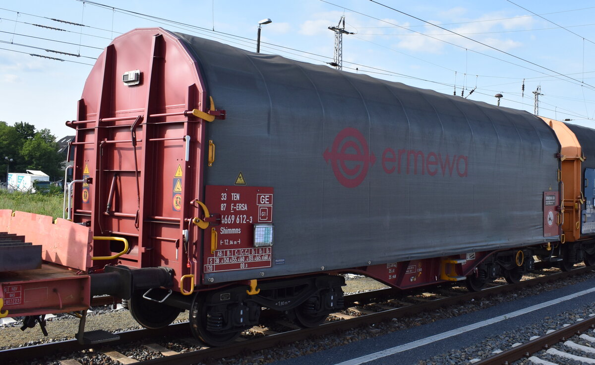 Französischer Drehgestell-Flachwagen mit Schiebeplane für Coil-Transporte vom Einsteller ERMEWA SA mit der Nr. 33 TEN 87 F-ERSA 4669 612-3 Shimmns (GE) in einem gemischten Güterzug am 17.06.25 Höhe Bahnhof Senftenberg.