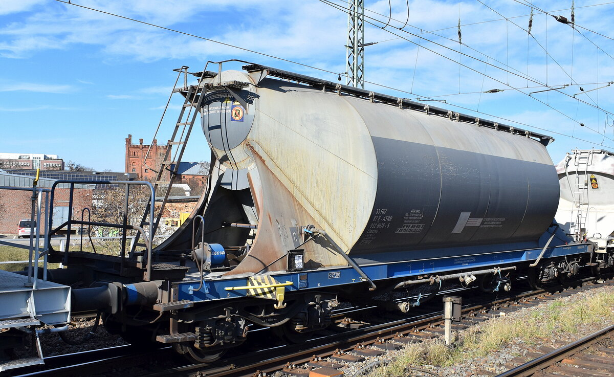 Französischer Drehgestell-Staubgutwagen vom Einsteller ATIR RAIL mit der Nr. 33 RIV 87 F-ATRR 932 6076-5 Uacns in einem Staubgutzug am 03.03.26 Höhe Bahnhof Magdeburg-Neustadt.