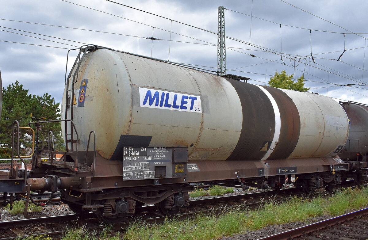 Französischer Kesselwagen vom Einsteller MILLET Rail SAS mit der Nr. 33 RIV 87 F-MISA 7966 169-7 Zas in einem Ganzzug am 11.09.25 Höhe Bahnhof Magdeburg-Neustadt. 