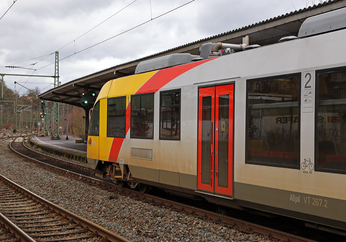 
Freie Fahrt für den  VT 267 ein Alstom Coradia LINT 41 der HLB Hessenbahn GmbH am 10.01.2015 und er fährt nun als RB 95  Sieg-Dill-Bahn   Dillenburg - Siegen - Au/Sieg vom Bahnhof Betzdorf/Sieg weiter in Richtung Au. 

Das Vorsignal zeigt Vr 1 - Fahrt erwarten, das Hauptsignal Hp 1 - Fahrt sowie das darunter angebrachte Vorsignal zeigt auch Vr 1 - Fahrt erwarten.