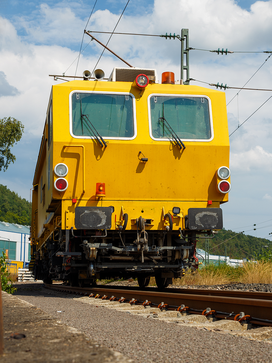 
Frontal.....
Die Plasser & Theurer Dreischwellenstopfmaschine 09-3X Dynamic  der SPITZKE SE, Schweres Nebenfahrzeug Nr. D-SPAG 99 80 9121 006-7, abgestellt am 21.07.2018 in Wissen (Sieg).