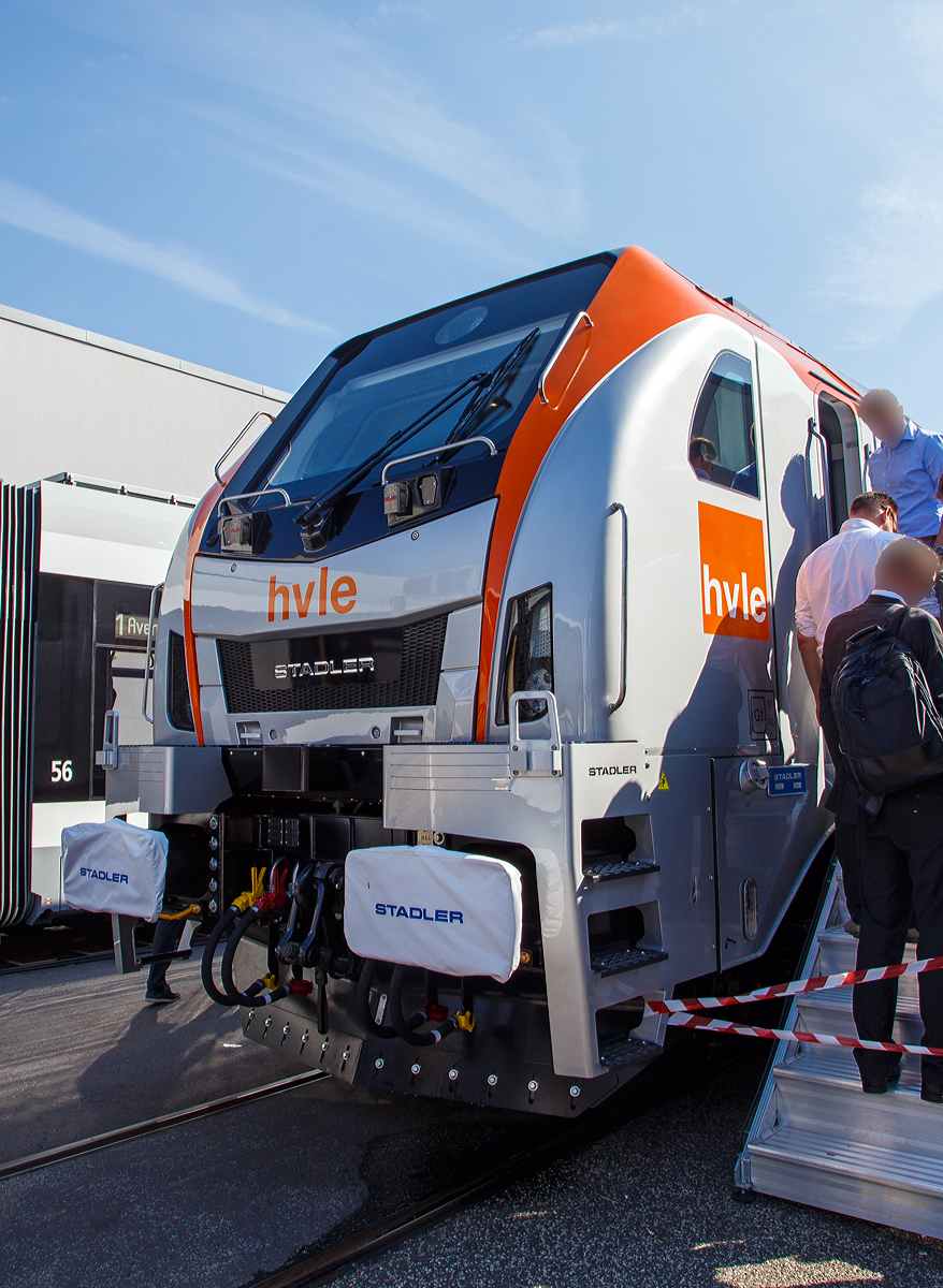 Frontdetail der von Stadler auf der InnoTrans 2018 (hier 19.09.2018) in Berlin pr�sentierten sechsachsige Eurodual 159 003-3 (90 80 2159 003-3 D-HVLE) f�r die Havell�ndische Eisenbahn AG (hvle).
Leider war die ganze Messe so sehr �berlaufen, dass ein Foto ohne Menschen davor nicht m�glich war.
