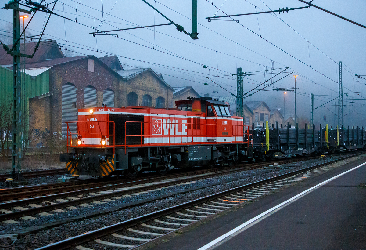 
Früh morgens in Betzdorf geht bereits ein Güterzug auf die Hellertalbahn..... 
Die WLE 53  Kreis Soest  (92 80 1275 505-6 D-WLE) eine MaK G 1206 der WLE - Westfälische Landes-Eisenbahn, fährt am 19.03.2019 von Betzdorf/Sieg nun auf die Hellertalbahn, hier geht es über Herdorf nun nach Burbach-Holzhausen zur Salzgitter Mannesmann Precision GmbH. Am Haken hat die MaK G 1206 Schwerlastwagen beladen mit nahtlosen Luppen (Rohrrohlinge). In Holzhausen werden die Luppen dann weiter zu Präzisionsstahlrohre oder Profilstahlrohre kaltgezogenen bzw. gewalzt.