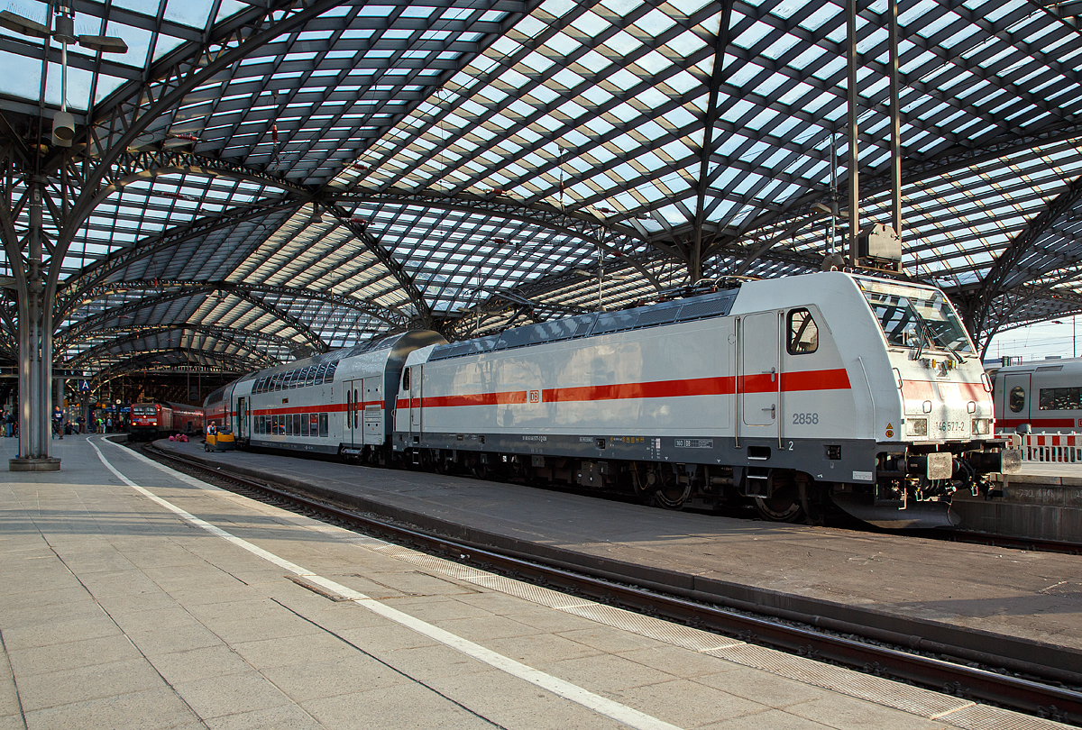 Früh morgens im Hbf Köln....
Die 146 577-2 der DB Fernverkehr AG steht am 22.05.2018 mit dem IC 2443 nach Dresden Hbf (ein Doppelstock IC 2) zur Abfahrt bereit.

Die Bombardier TRAXX P160 AC2 wurde 2013 von Bombardier in Kassel unter der Fabriknummer 35069 gebaut, die Abnahme durch die DB erfolgte jedoch erst 11.12.2015. Sie trägt die NVR-Nummer 91 80 6146 577-2 D-DB. Die große Nummer 2858 trägt sie für den zugeordneten Wagenpark.

DB Fernverkehr setzt seit dem 12. Dezember 2015 aus Doppelstockwagen gebildete Intercity-Züge unter der Bezeichnung Intercity 2 (in Kurzform IC2) ein. Hierfür wurden zunächst 27 Zugeinheiten beschafft, die aus je vier Doppelstock-Mittelwagen, einem Doppelstock-Steuerwagen und einer auf 160 km/h ausgelegten Lokomotive der Bombardier-Traxx-Baureihe P160 AC2 (DB 146.5) bestehen. Die Doppelstock-Wagen sind zwar für eine Höchstgeschwindigkeit von 189 km/h konstruiert, doch werden die Züge wegen der dazu erforderlichen gesonderten Zulassungsprozedur (mit noch zu bestellenden Lokomotiven der Baureihe Bombardier TRAXX P189 AC) auf längere Sicht nur für eine Geschwindigkeit von 160 km/h zugelassen sein.

Durch die Beschaffung der Doppelstock-Intercitys sollten vordringlich Fahrzeugkapazitäten geschaffen werden, um die Fahrzeugreserve des DB-Fernverkehrs zu vergrößern. Der Wert des 2011 an Bombardier Transportation vergebenen Auftrags wurde mit 362 Millionen Euro beziffert. Die Kosten eines Zuges mit fünf Wagen und einer Lokomotive der Baureihe 146.5 betragen 17 Millionen Euro.

Die Züge verfügen über 468 Sitzplätze, davon 70 in der ersten Klasse. Ein Bistro oder Restaurant ist nicht vorhanden, stattdessen erfolgt auf einzelnen Streckenabschnitten eine Bewirtung am Platz. Die Züge verfügen unter anderem über Handyverstärker und eine fahrzeuggebundene Rollstuhlrampe. Eine Intercity-2-Garnitur besteht aus einem zweite Klasse Steuerwagen, drei zweite Klasse Mittelwagen und einem erste Klasse Mittelwagen, an den die Lok gekoppelt wird. Bei den Mittelwagen befinden sich die Türen über den Drehgestellen (sogenannter Hochflureinstieg), sodass sowohl Unter- als auch Oberstock nur durch Treppen erreichbar sind. Der Unterstock des Steuerwagens ist durch Niederflureinstiege zwischen den Drehgestellen barrierefrei erreichbar und ist mit Fahrradstellplätzen sowie einer barrierefreien Toilette ausgestattet. Der Oberstock ist nicht barrierefrei und wird im Steuerwagen über zwei Treppen erreicht.

Der Einsatz der Doppelstock-Intercity-Züge – nun mit der Bezeichnung Intercity 2 (IC2) – begann zum Fahrplanwechsel im Dezember 2015.

Die Drehgestelle der Wagen:
Die Wagen laufen auf Drehgestellen der Bauart Görlitz IX. Im Jahr 2004 führte Bombardier eine Marktanalyse durch, die ergab, dass Doppelstockwagen in Zukunft Geschwindigkeiten von 200 km/h erreichen und durch dafür notwendige Maßnahmen wie Druckertüchtigung die Radsatzlast auf 20 t steigen wird. Die Drehgestelle der Bauart Görlitz VIII ermöglichen jedoch nur Geschwindigkeiten von 160 km/h bei Radsatzlasten von 18 t. Daher entwickelte Bombardier in Siegen (eigentlich Netphen - Dreis-Tiefenbach, ehemals Waggon Union) das Drehgestell Görlitz IX, ohne einen konkreten Kundenauftrag erhalten zu haben. Die Konstruktion beruht auf der weit verbreiteten Bauart Görlitz VIII, viele Komponenten sind abwärtskompatibel. Veränderungen wurden bei der Drehgestellanlenkung und den Bremszangen umgesetzt. Außerdem wurde aus Gründen der Kostenersparnis die Zahl der Einzelteile des Drehgestellrahmens verringert, sodass sich die Länge der Schweißnähte um 35 % reduziert. Im Vergleich zur Bauart Görlitz VIII entfallen die bisherigen vier Gussteile pro Rahmen. 2007 wurden sechs Prototyp-Drehgestelle gefertigt, zwei davon mit neuen, kompakteren Bremszangen. Mit vier Drehgestellen wurden durch DB Systemtechnik Fahrversuche durchgeführt, bei denen auf der Schnellfahrstrecke Hannover–Berlin zwischen Wolfsburg und Rathenow 230 km/h erreicht wurden. Ein Drehgestell wurde in Siegen auf einem mit Flachstellen versehenen Rollenprüfstand einem Dauerschwingversuch unterzogen. 

Die Drehgestelle werden seither in den Bombardier Twindexx sowie den Doppelstock-Intercitys (die zur Produktfamilie Twindexx gehören) verbaut.