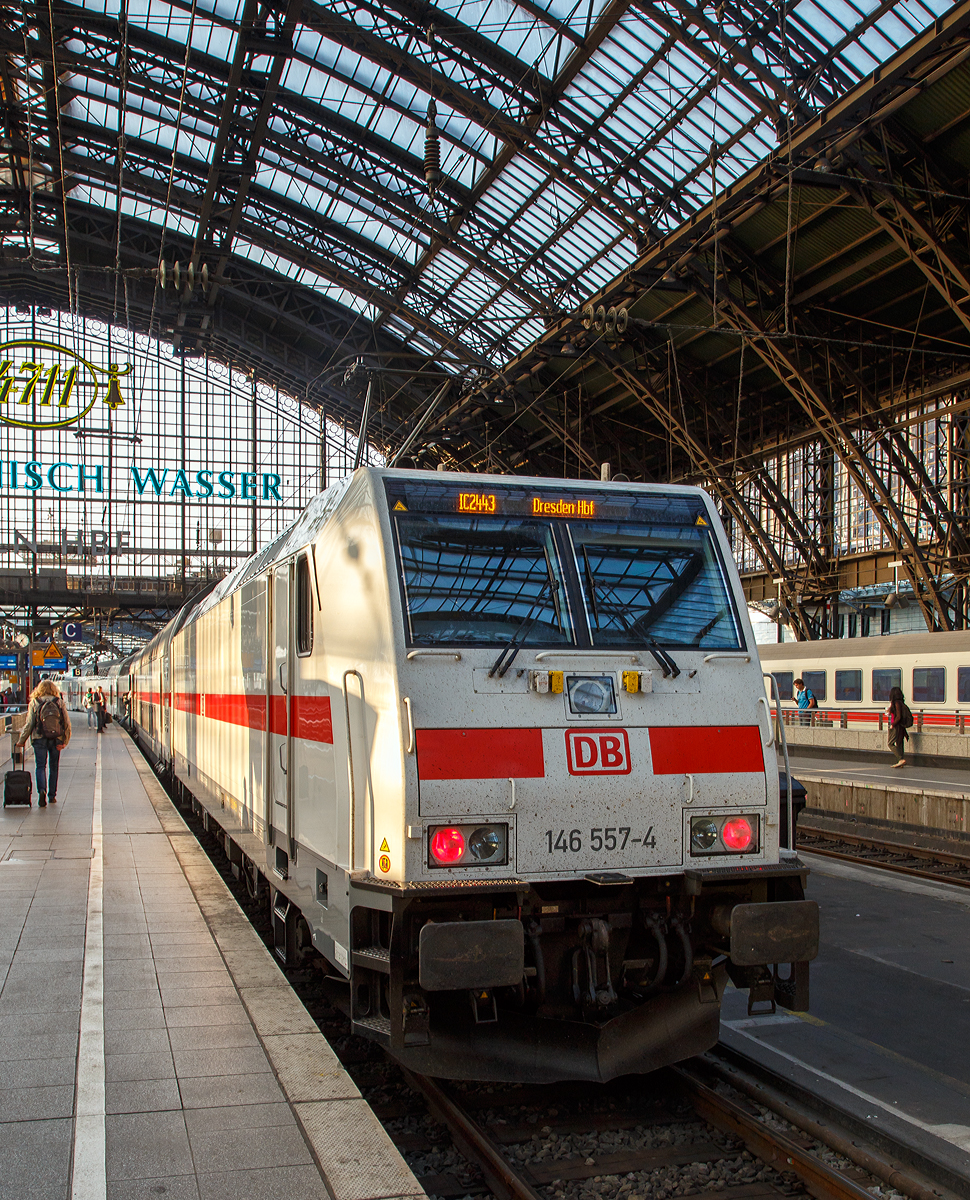 
Früh morgens im Hbf Köln....
Die 146 557-4 (91 80 6146 557-4 D-DB) der DB Fernverkehr AG steht am 01.06.2017 mit dem IC 2443 nach Dresden Hbf (ein Doppelstock IC 2) zur Abfahrt bereit.

Die Bombardier TRAXX P160 AC2 wurde 2013 von Bombardier in Kassel unter der Fabriknummer 35034 gebaut, die Abnahme durch die DB erfolgte jedoch erst 11.12.2015. 