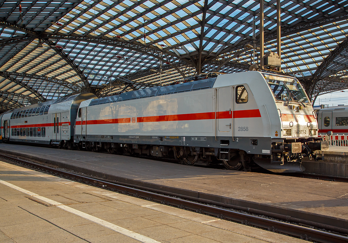 Früh morgens im Hbf Köln....
Die 146 577-2 der DB Fernverkehr AG steht am 22.05.2018 mit dem IC 2443 nach Dresden Hbf (ein Doppelstock IC 2) zur Abfahrt bereit.

Die Bombardier TRAXX P160 AC2 wurde 2013 von Bombardier in Kassel unter der Fabriknummer 35069 gebaut, die Abnahme durch die DB erfolgte jedoch erst 11.12.2015. Sie trägt die NVR-Nummer 91 80 6146 577-2 D-DB. Die große Nummer 2858 trägt sie für den zugeordneten Wagenpark.

DB Fernverkehr setzt seit dem 12. Dezember 2015 aus Doppelstockwagen gebildete Intercity-Züge unter der Bezeichnung Intercity 2 (in Kurzform IC2) ein. Hierfür wurden zunächst 27 Zugeinheiten beschafft, die aus je vier Doppelstock-Mittelwagen, einem Doppelstock-Steuerwagen und einer auf 160 km/h ausgelegten Lokomotive der Bombardier-Traxx-Baureihe P160 AC2 (DB 146.5) bestehen. Die Doppelstock-Wagen sind zwar für eine Höchstgeschwindigkeit von 189 km/h konstruiert, doch werden die Züge wegen der dazu erforderlichen gesonderten Zulassungsprozedur (mit noch zu bestellenden Lokomotiven der Baureihe Bombardier TRAXX P189 AC) auf längere Sicht nur für eine Geschwindigkeit von 160 km/h zugelassen sein.

Durch die Beschaffung der Doppelstock-Intercitys sollten vordringlich Fahrzeugkapazitäten geschaffen werden, um die Fahrzeugreserve des DB-Fernverkehrs zu vergrößern. Der Wert des 2011 an Bombardier Transportation vergebenen Auftrags wurde mit 362 Millionen Euro beziffert. Die Kosten eines Zuges mit fünf Wagen und einer Lokomotive der Baureihe 146.5 betragen 17 Millionen Euro.

Die Züge verfügen über 468 Sitzplätze, davon 70 in der ersten Klasse. Ein Bistro oder Restaurant ist nicht vorhanden, stattdessen erfolgt auf einzelnen Streckenabschnitten eine Bewirtung am Platz. Die Züge verfügen unter anderem über Handyverstärker und eine fahrzeuggebundene Rollstuhlrampe. Eine Intercity-2-Garnitur besteht aus einem zweite Klasse Steuerwagen, drei zweite Klasse Mittelwagen und einem erste Klasse Mittelwagen, an den die Lok gekoppelt wird. Bei den Mittelwagen befinden sich die Türen über den Drehgestellen (sogenannter Hochflureinstieg), sodass sowohl Unter- als auch Oberstock nur durch Treppen erreichbar sind. Der Unterstock des Steuerwagens ist durch Niederflureinstiege zwischen den Drehgestellen barrierefrei erreichbar und ist mit Fahrradstellplätzen sowie einer barrierefreien Toilette ausgestattet. Der Oberstock ist nicht barrierefrei und wird im Steuerwagen über zwei Treppen erreicht.

Der Einsatz der Doppelstock-Intercity-Züge – nun mit der Bezeichnung Intercity 2 (IC2) – begann zum Fahrplanwechsel im Dezember 2015.

Die Drehgestelle der Wagen:
Die Wagen laufen auf Drehgestellen der Bauart Görlitz IX. Im Jahr 2004 führte Bombardier eine Marktanalyse durch, die ergab, dass Doppelstockwagen in Zukunft Geschwindigkeiten von 200 km/h erreichen und durch dafür notwendige Maßnahmen wie Druckertüchtigung die Radsatzlast auf 20 t steigen wird. Die Drehgestelle der Bauart Görlitz VIII ermöglichen jedoch nur Geschwindigkeiten von 160 km/h bei Radsatzlasten von 18 t. Daher entwickelte Bombardier in Siegen (eigentlich Netphen - Dreis-Tiefenbach, ehemals Waggon Union) das Drehgestell Görlitz IX, ohne einen konkreten Kundenauftrag erhalten zu haben. Die Konstruktion beruht auf der weit verbreiteten Bauart Görlitz VIII, viele Komponenten sind abwärtskompatibel. Veränderungen wurden bei der Drehgestellanlenkung und den Bremszangen umgesetzt. Außerdem wurde aus Gründen der Kostenersparnis die Zahl der Einzelteile des Drehgestellrahmens verringert, sodass sich die Länge der Schweißnähte um 35 % reduziert. Im Vergleich zur Bauart Görlitz VIII entfallen die bisherigen vier Gussteile pro Rahmen. 2007 wurden sechs Prototyp-Drehgestelle gefertigt, zwei davon mit neuen, kompakteren Bremszangen. Mit vier Drehgestellen wurden durch DB Systemtechnik Fahrversuche durchgeführt, bei denen auf der Schnellfahrstrecke Hannover–Berlin zwischen Wolfsburg und Rathenow 230 km/h erreicht wurden. Ein Drehgestell wurde in Siegen auf einem mit Flachstellen versehenen Rollenprüfstand einem Dauerschwingversuch unterzogen. 

Die Drehgestelle werden seither in den Bombardier Twindexx sowie den Doppelstock-Intercitys (die zur Produktfamilie Twindexx gehören) verbaut.