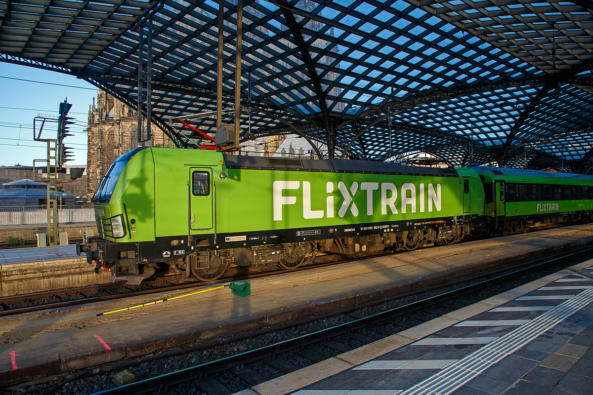 Fr�h morgens im Hbf K�ln....
Die an die SVG - Schienenverkehrsgesellschaft mbH (Stuttgart) f�r FLIXTRAIN Verkehre vermiete MRCE Dispolok X4 E – 862 bzw. 193 862 (91 80 6193 862-0 D-DISPO) verl�sst am 14.05.2022 mit dem FlixTrain (FLX 1233 / K�ln Hbf – Leipzig Hbf) den Hauptbahnhof K�ln, bzw. die Domstadt.

Die Siemens Vectron AC  wurde 2014 von Siemens Mobilitiy in M�nchen-Allach unter der Fabriknummer 21925 gebaut. Diese Vectron Lokomotive ist als AC – Lokomotive (Wechselstrom-Variante) konzipiert und zugelassen f�r Deutschland und �sterreich (D/A). Seit Juli 2020 ist sie an die SVG vermietet, die als Eisenbahnverkehrsunternehmen (EVU) unteranderem auch den Verkehr der FlixTrain Verbindungen durchf�hrt.