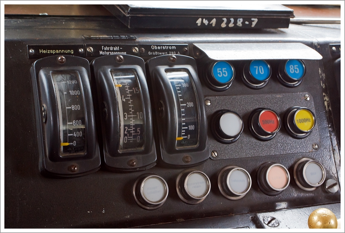Führerstandsdetail:
Im Führerstand der 141 228-7, ex E 41 228, am 28.04.2013 im Eisenbahnmuseum Darmstadt-Kranichstein, sie ist eine Dauerleihgabe der DB-Regio AG ans Museum.

Hinweis: Ein offizielle Führerstands-Besichtigung der Museumslok, daher öffentlich zugänglich.
