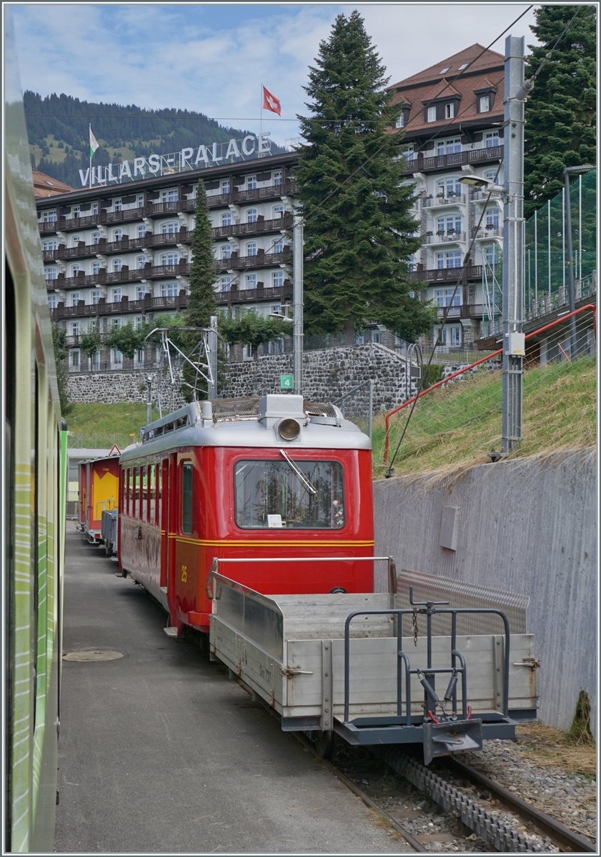 F�r das 125 Jahre Jubil�um der Bex - Villars - Col de Bretaye Bahn (BVB) wurde der 1944 in Betrieb genommen Triebwagen BDeh 2/4 N� 25 in der urspr�nglichen BVB Farbgebung lackiert. Der  Fl�che  steht mit dem Vorstellwagen Om 727 in Villars s/O, von wo er am fr�hen Nachmittag eine  Jubil�umsfahrt  zum Col-de-Bretaye unternehmen wird.
Das Bild entstand aus dem abfahrenden Zug um Col de Bretaye, bei welchem sich im Mittelwagen (ex CEV) die Fenster �ffnen liesen.  

19. August 2023