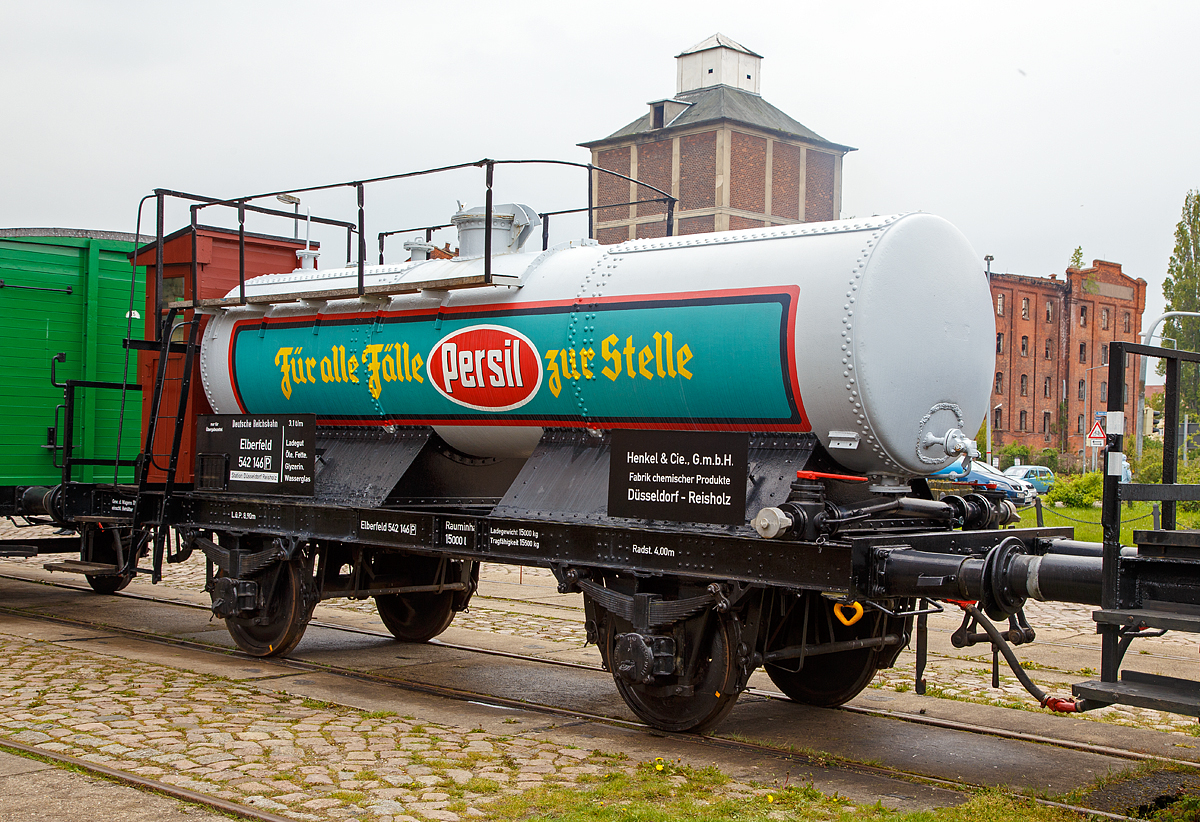 F�r alle F�lle „PERSIL“ zur Stelle....
Ehemaligier privater Vorkriegs-Kesselwagen Elberfeld 542 146 P der Henkel & Cie., G.m.b.H. der Magdeburger Eisenbahnfreund, ausgestellt am 06.05.2017 auf dem Familienfest der Magdeburger Eisenbahnfreunde im Wissenschaftshafen Magdeburg.

TECHNISCHE DATEN (laut Anschriften):
Spurweite: 1.435 mm (Normalspur)
Achsanzahl: 2
L�nge �ber Puffer: 8.900 mm
Achsabstand: 4.000 mm
Ladevolumen: 15.000 l
Ladegewicht: 15.000 kg