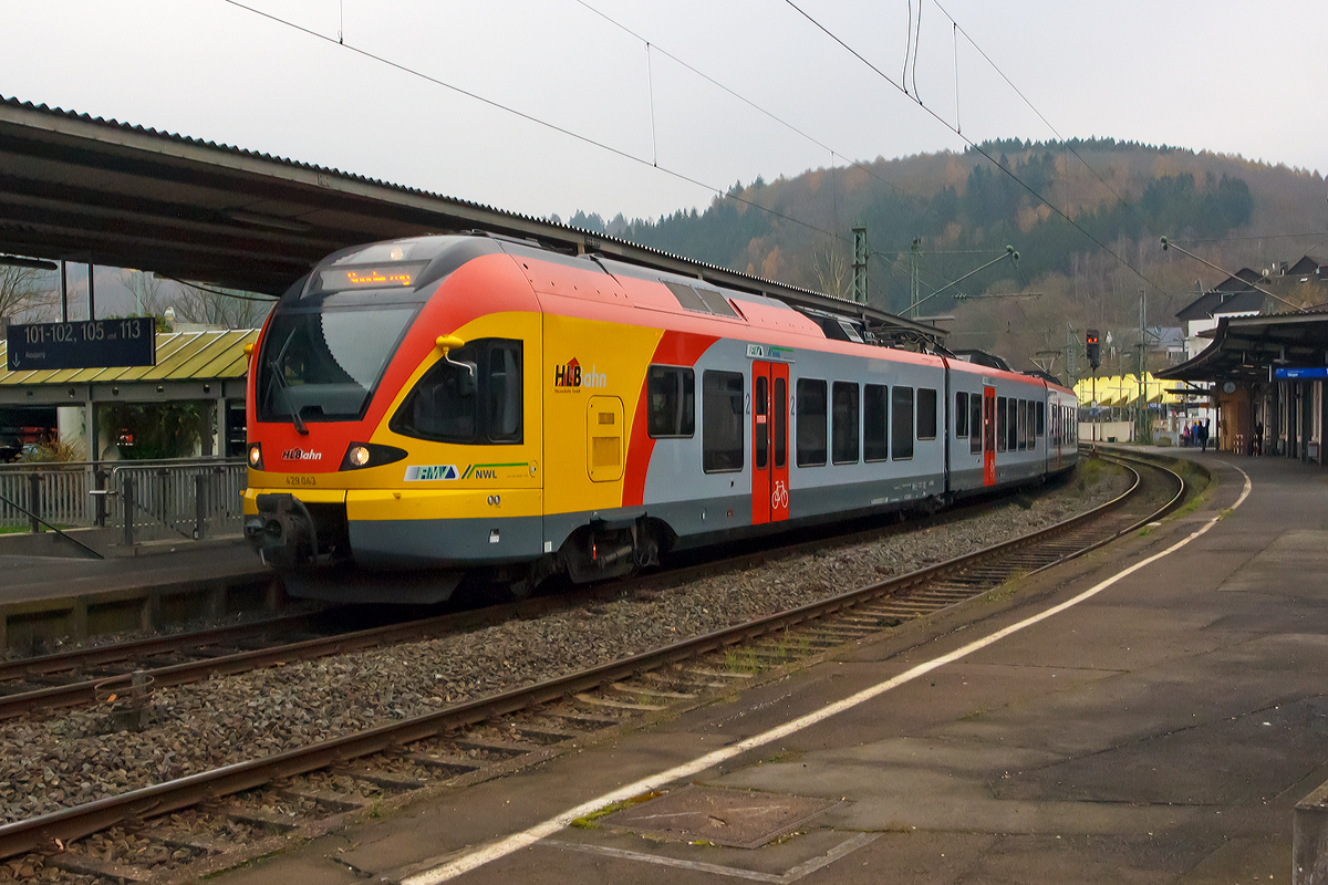 
Für Betzdorf sehr ungewöhnlich, wobei bei den Dieseltriebwagen die HLB-Farben hier Bald Einzug halten....
Der 5-teilige Stadler Flirt 429 043 / 429 545 der HLB (Hessischen Landesbahn) fährt als Sonderzug am 29.11.2014 durch den Bahnhof Betzdorf/Sieg in Richtung Köln.
