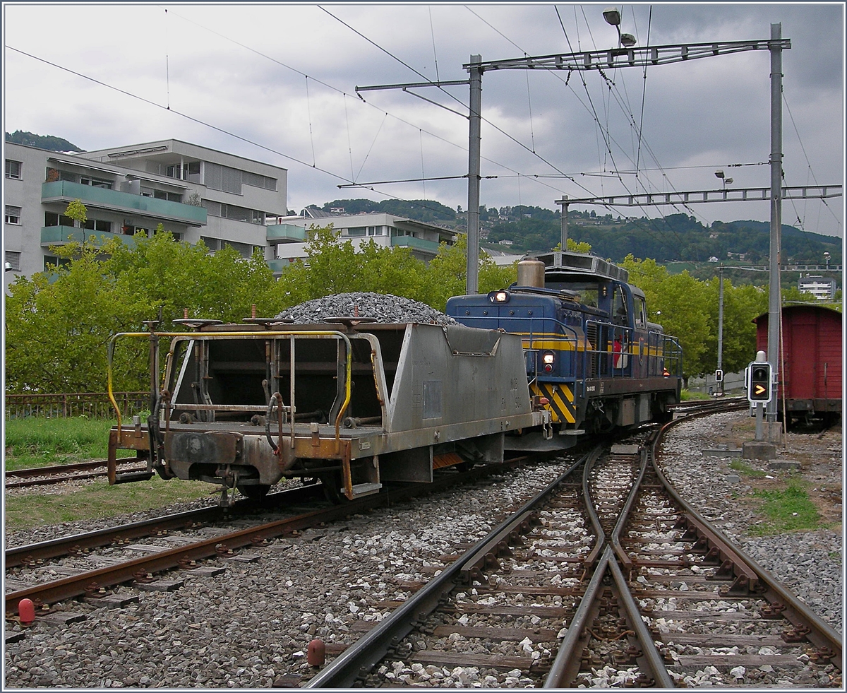 Für die Gleisarbeiten der neuen Dienststation Bosquet rangiert die MOB Gm 4/4 2003 Montbovon in Vevey den Schotterwagen Fdk 904.
17. August 2018