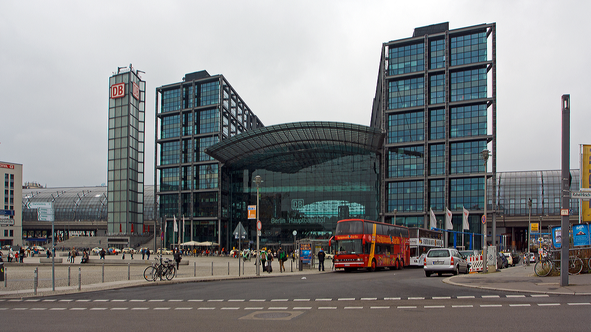 
Für mich ein gelungener Neubau....
Der Hauptbahnhof Berlin am 26.09.2014.

Berlin Hauptbahnhof ist der wichtigste Eisenbahnknoten Berlins und zugleich der größte Turmbahnhof Europas. Mit täglich etwa 300.000 Reisenden und Besuchern steht er auf Platz vier der Fernbahnhöfe in Deutschland, nach Hamburg, München und Frankfurt (Main).

Der Kreuzungsbahnhof mit aktuell 14 Bahnsteiggleisen (plus zwei im Bau).

Auf dem Areal nördlich des Spreebogens standen bereits von 1868 bis 1951 der Lehrter Bahnhof sowie von 1882 bis 2002 der Lehrter Stadtbahnhof. So besteht der heutige Berliner Hauptbahnhof Bahnintern aus zwei Bahnhöfen:
Berlin Lehrter Bahnhof die Gleise 1 bis 8 und
Berlin Lehrter Stadtbahnhof für die Gleise 11 bis 14 auf der Stadtbahn sowie für S-Bahn Gleise 15-16.

Der Bau des Berliner Hauptbahnhofs einschließlich seiner Anschlußbauten erfolgte in mehreren Abschnitten von 1995 bis 2006. Bis zu seiner Eröffnung 2006 war der Bahnhof Berlin Zoologischer Garten (kurz Bahnhof Zoo) der wichtige Fernbahnhof in Berlin, was dieser auch während der Zeit der Teilung Berlins für den Westteil war.