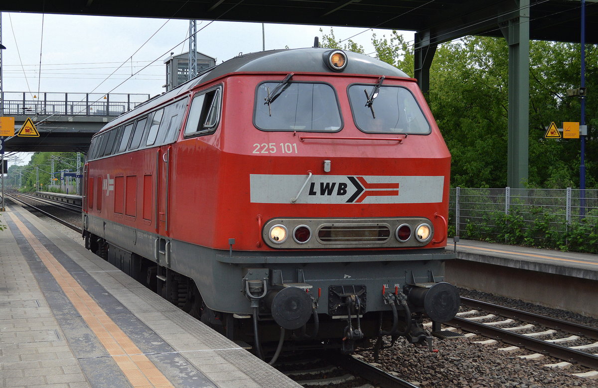 Für mich eine Erstsichtung, die Lappwaldbahn GmbH (LWB) mit ihrer 225 101 (92 80 1225 101-5 D-LWB) am 27.05.16 Durchfahrt Bf. Berlin Hohenschönhausen.