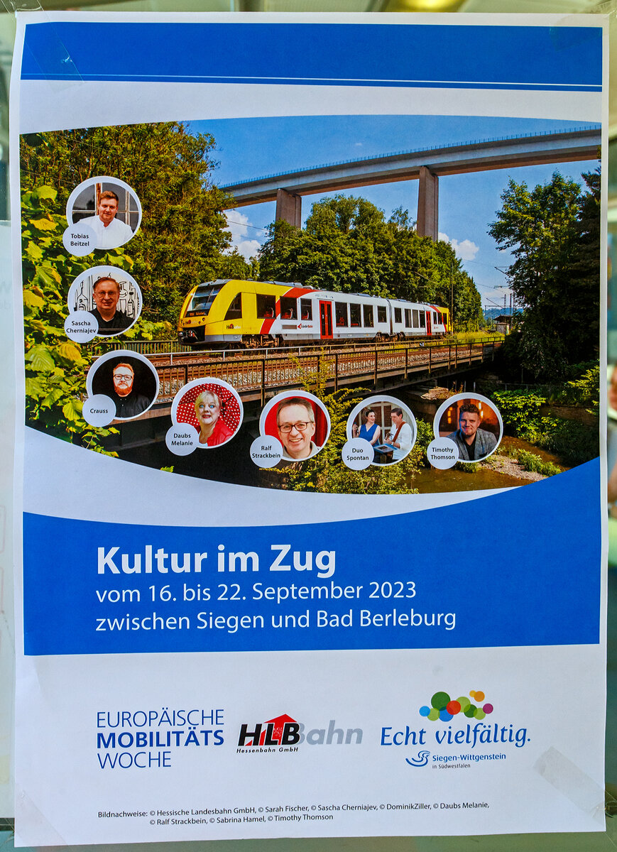 F�r mich immer wieder interessant wenn in einen Zug der HLB (Hessische Landesbahn GmbH), wie hier in den HLB VT 265 ein LINT 41einsteige und meine eigenen Bilder entdecke. Hier ziert mein Bild als Hintergrundbild das Plakat  Kultur im Zug  zur  Europ�ische Mobilit�tswoche  vom 16. bis 22. September 2023 in Siegen-Wittgenstein zwischen Siegen und Bad Berleburg. 

Siegen am 17.09.2023

Wobei unten das � Hessische Landesbahn GmbH nicht ganz richtig ist, ich habe die uneingeschr�nkten Nutzungsrechte �bertragen, aber nicht das „Copyright“. 
Das originale Bild gibt es hier unter http://hellertal.startbilder.de/bild/deutschland~strecken~kbs-460-siegstrecke/500274/etwas-verspaetet-faehrt-am-05062016-der.html zu sehen.
