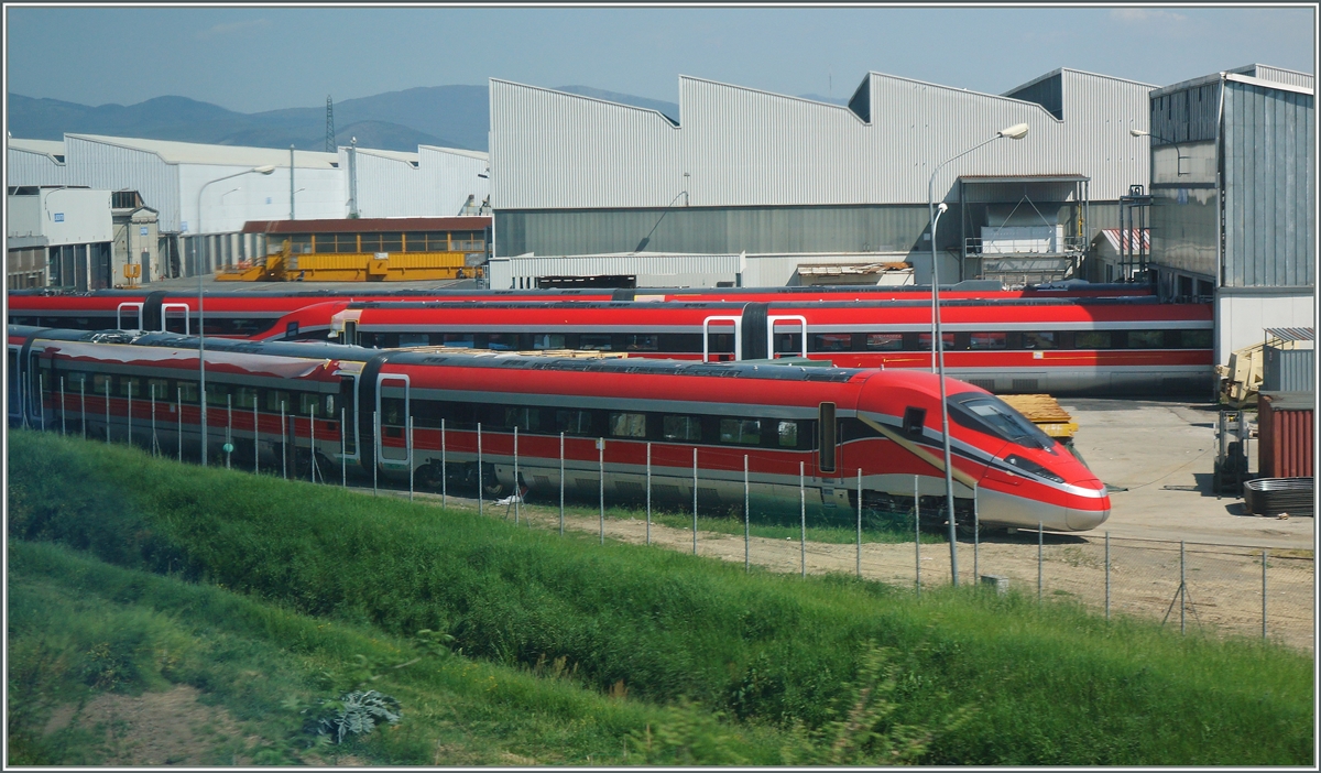 F�r mich einer der sch�nsten Hochgeschwidigkeitsz�ge der letzen Jahre: Der FS ETR 400  Frecciarossa 1000  im Werkgel�nde von Pistoia am 21. April 2015. 
(Foto durchs Fenster des RE nach Fireneze).

