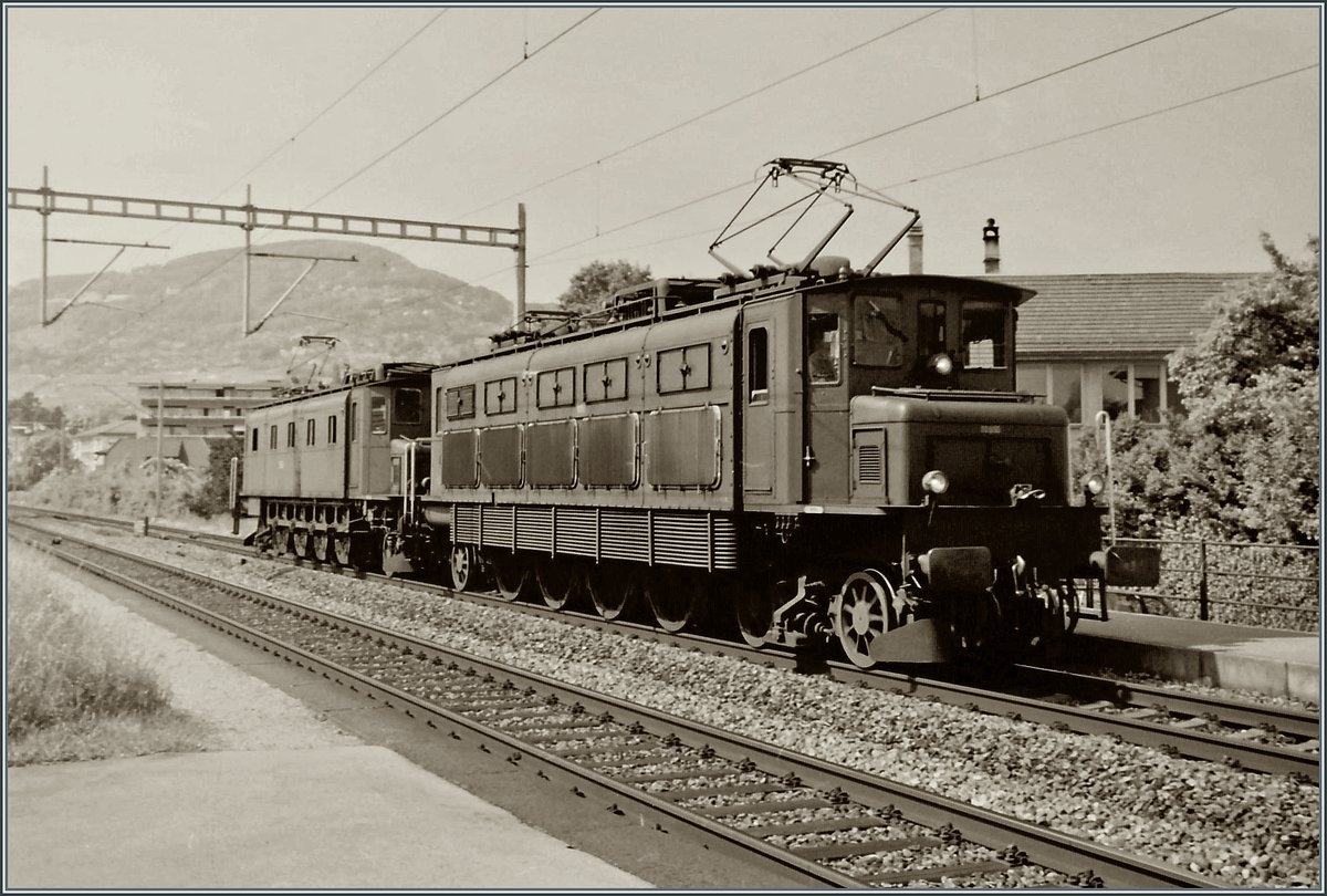 Für den schweren Güterzugdienst wurden einige Ae 4/7 mit Vielfachsteuerung ausgerüstet. Die Loks blieben meist längere Zeit zusammen. 
Im Bild ein Paar Ae 4/7 bei der Durchfahrt in La Tour-de-Peilz in Richtung Wallis. 

Ein Analogbild aus dem Frühjahr 1995